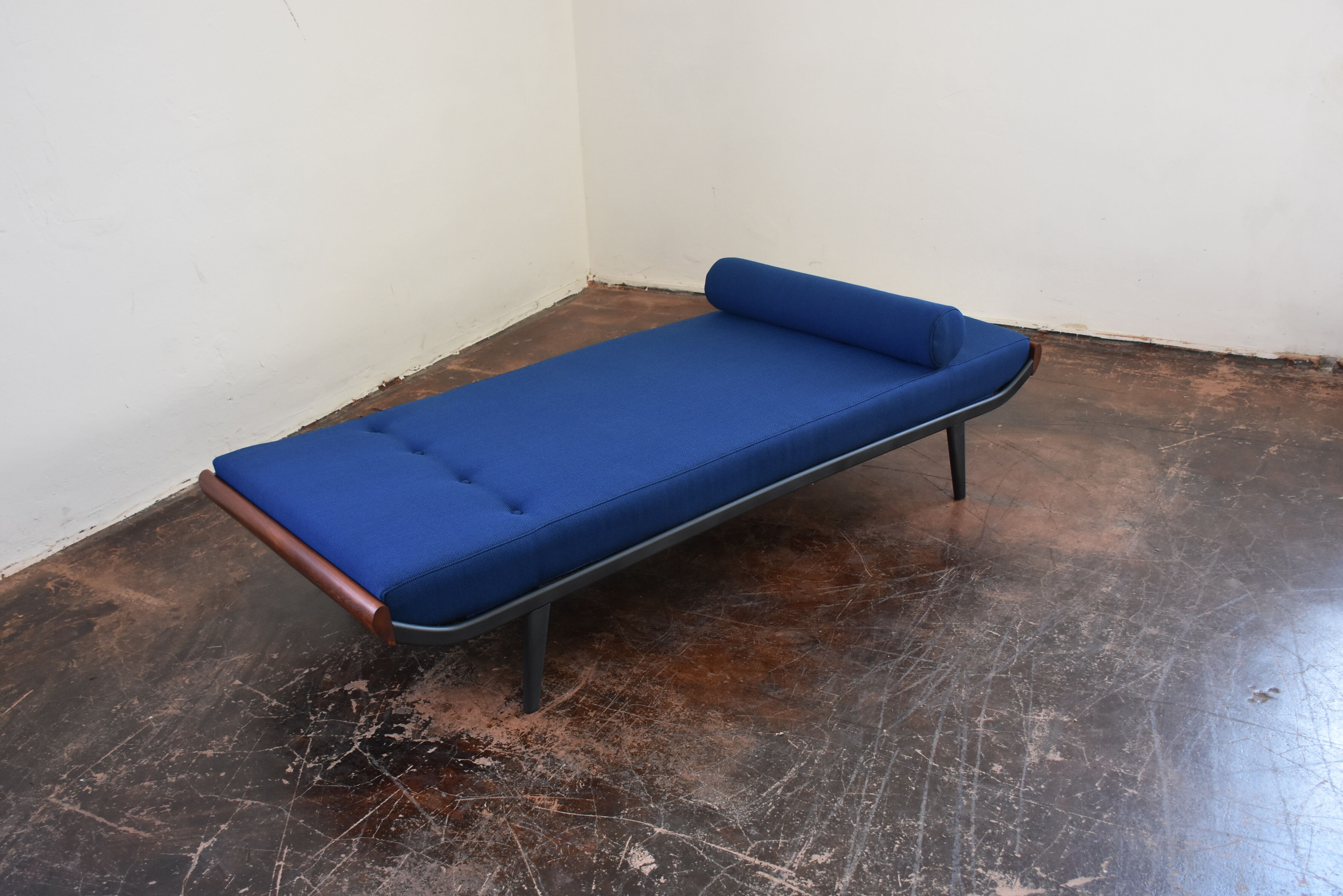 2 Cleopatra Mid Century Design Daybeds