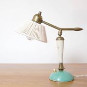 Lampe en laiton et métal laqué des années 50.