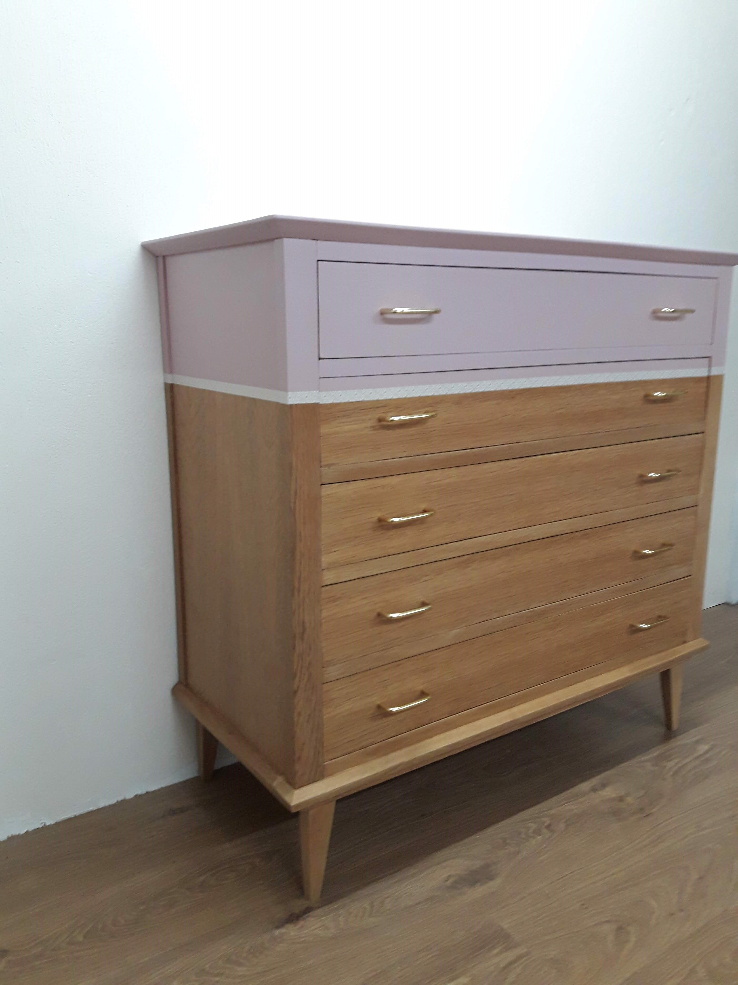 Commode vintage rénovée rose dorée