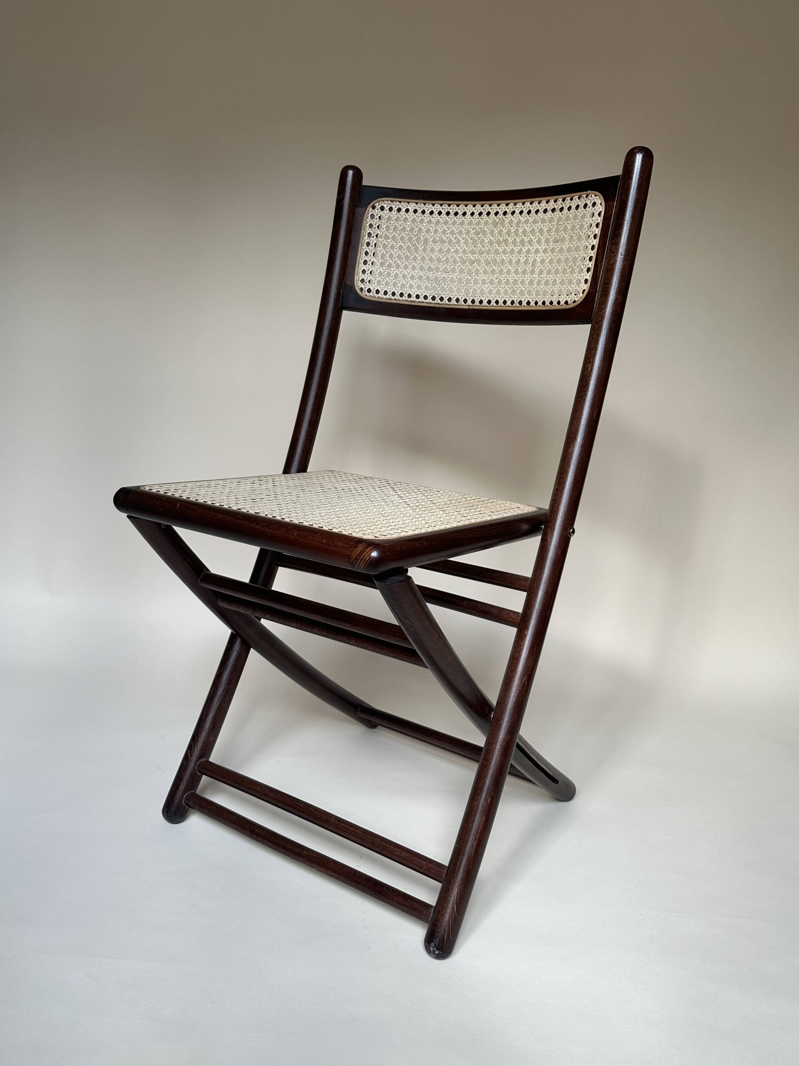 Set de quatre chaises pliantes en bois et cannage