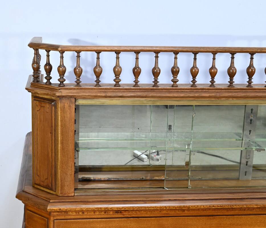 Oak apothecary counter – 1920