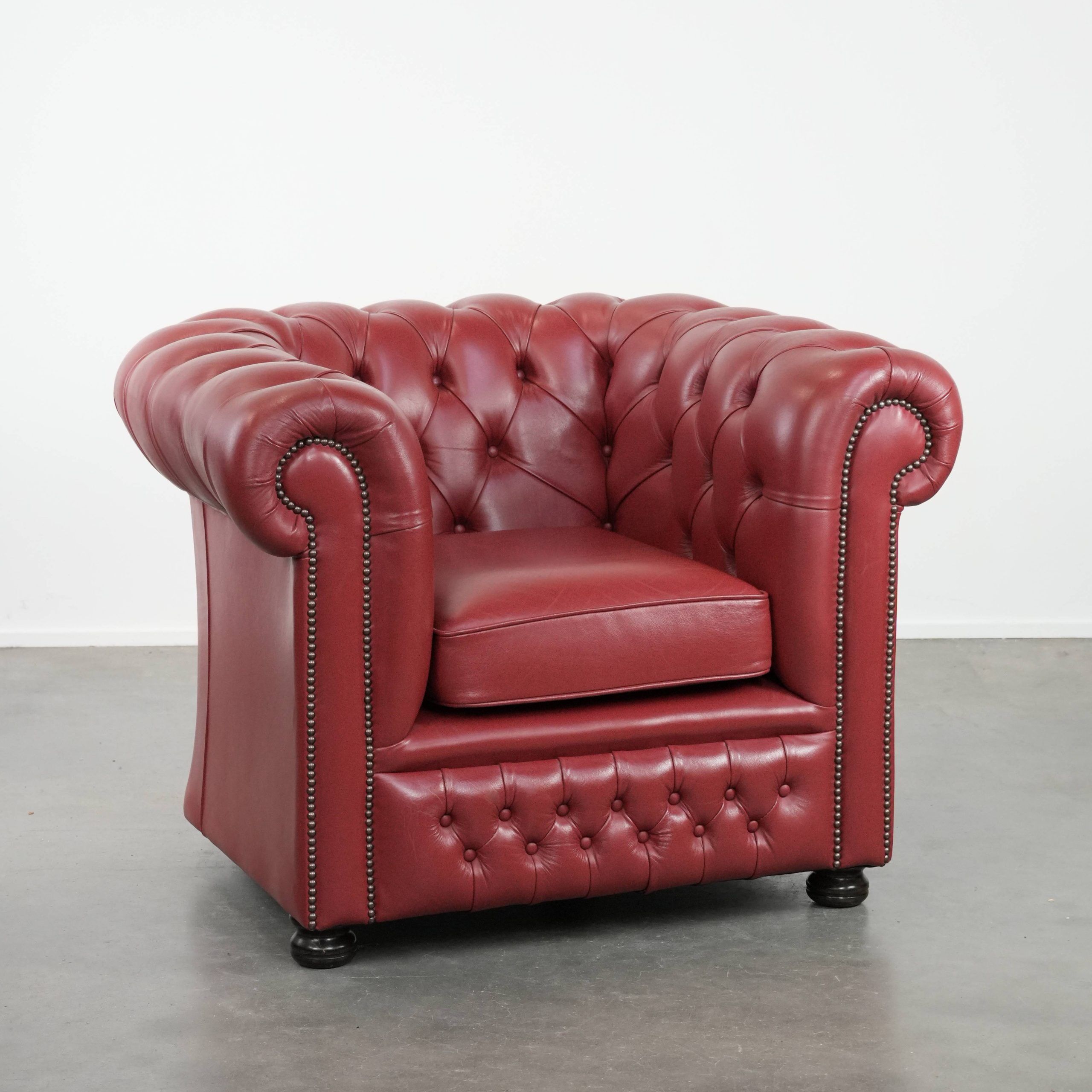 Amazing English cowhide Chesterfield armchair in a stunning red colour