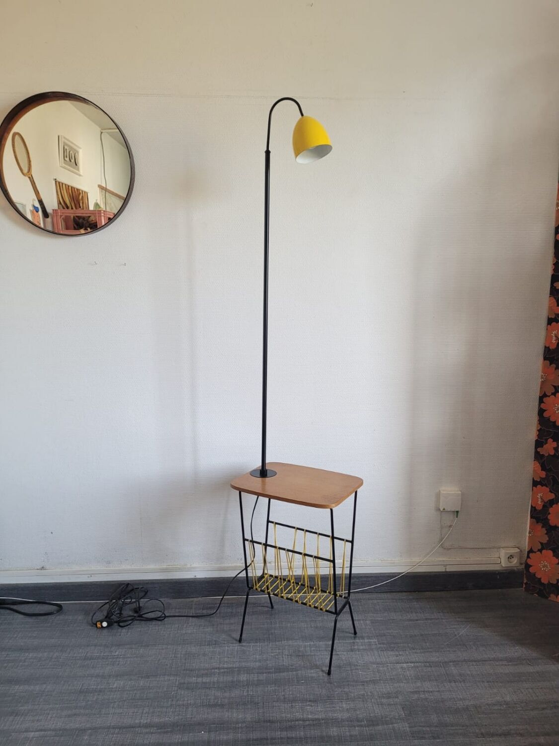 E-reader magazine holder scoubidou