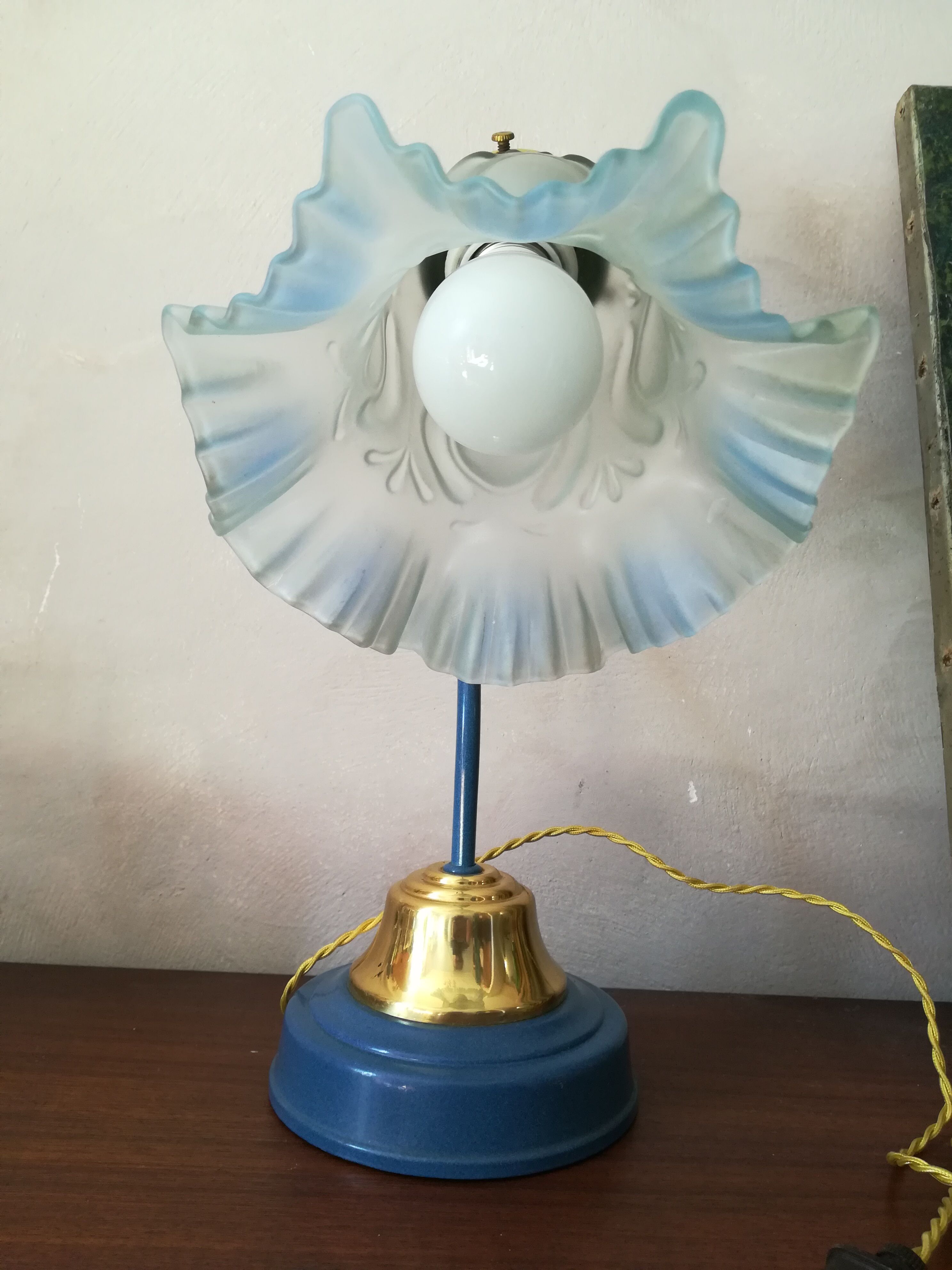 Enamelled metal swan collar lamp