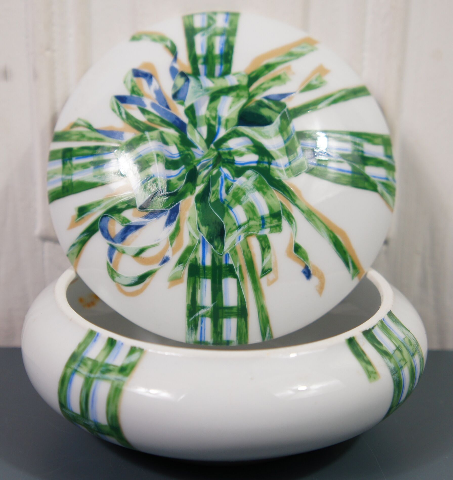 Philippe Deshoulières porcelain box from Limoges