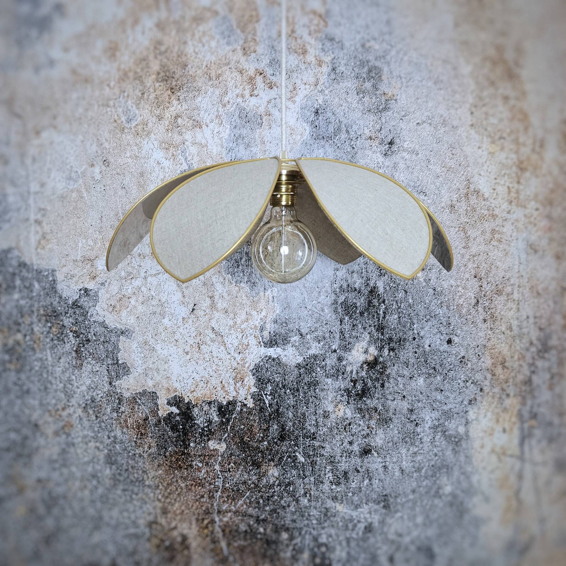 6-petal flower suspension with metal structure and natural linen petals