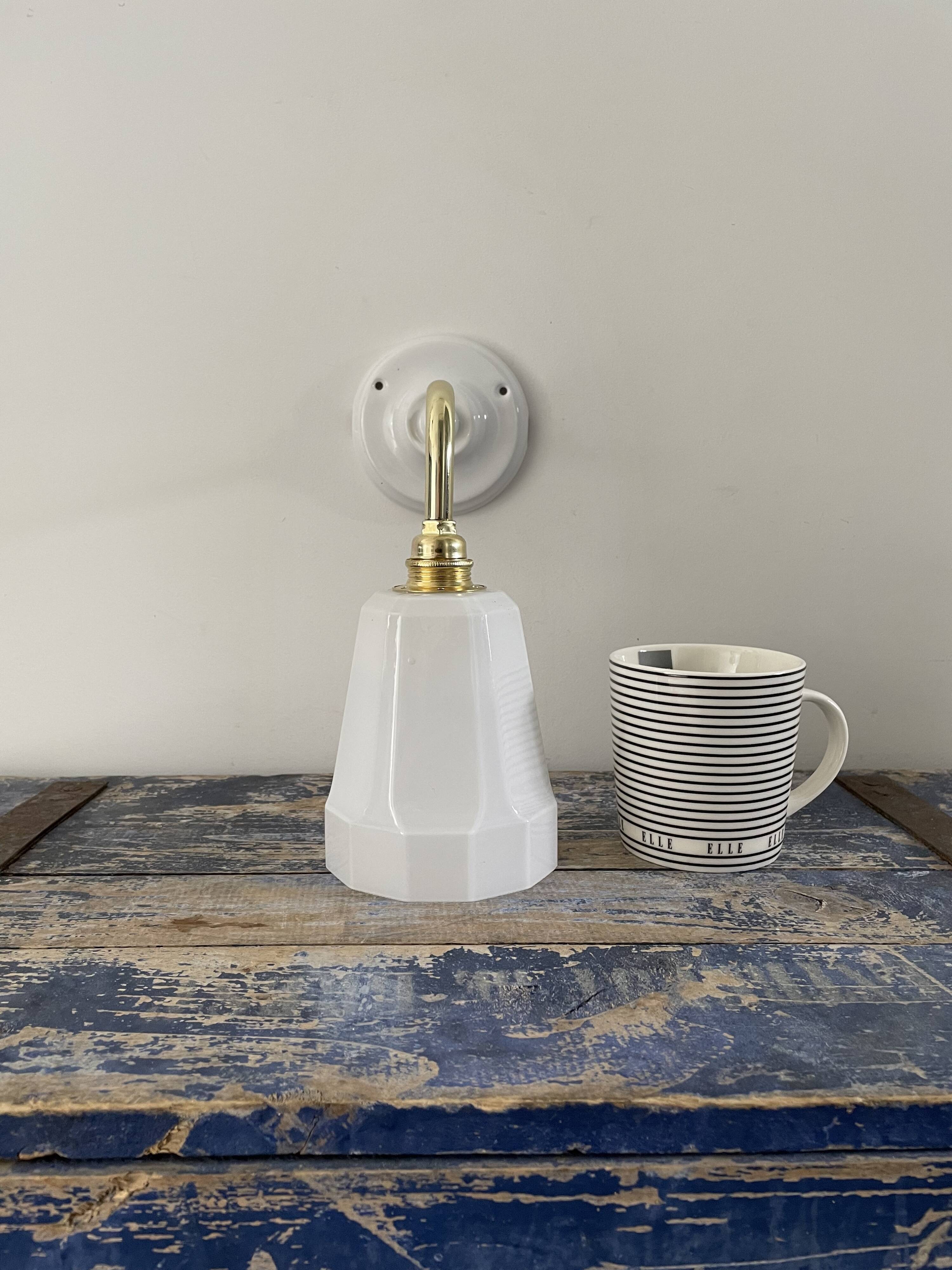 Wall lamp in white opaline and ceramic