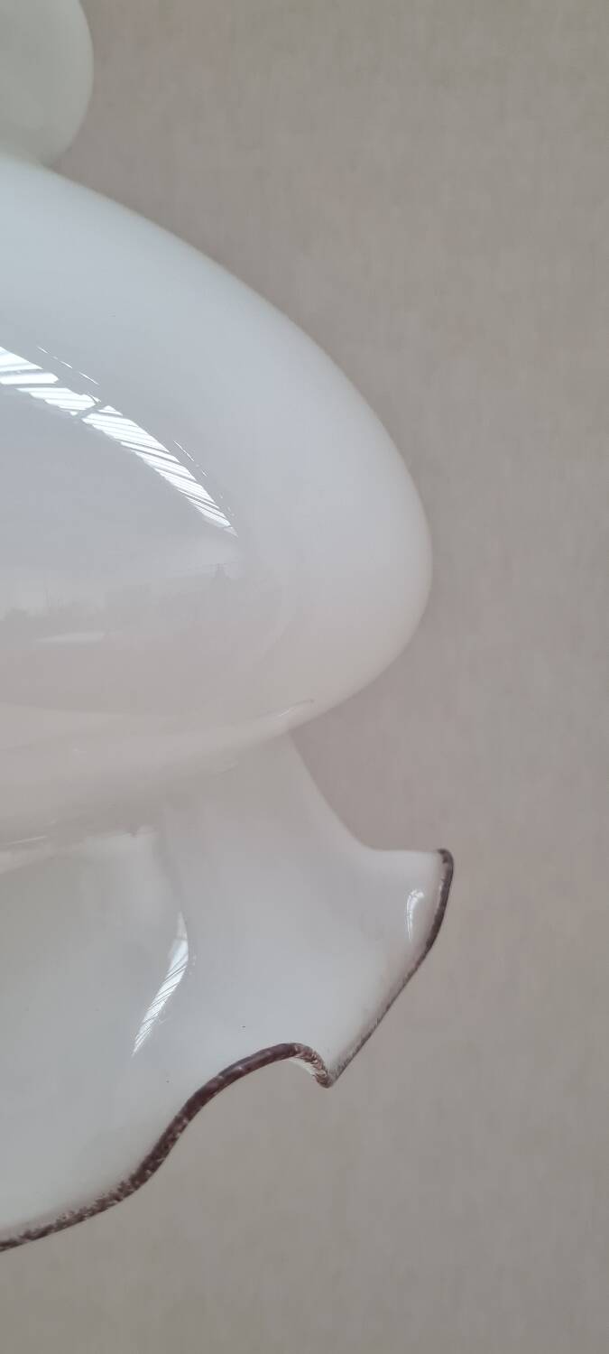 Suspension fleur en opaline laiteuse