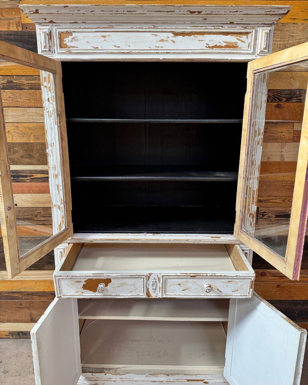 Armoire parisienne vitrée et patinée