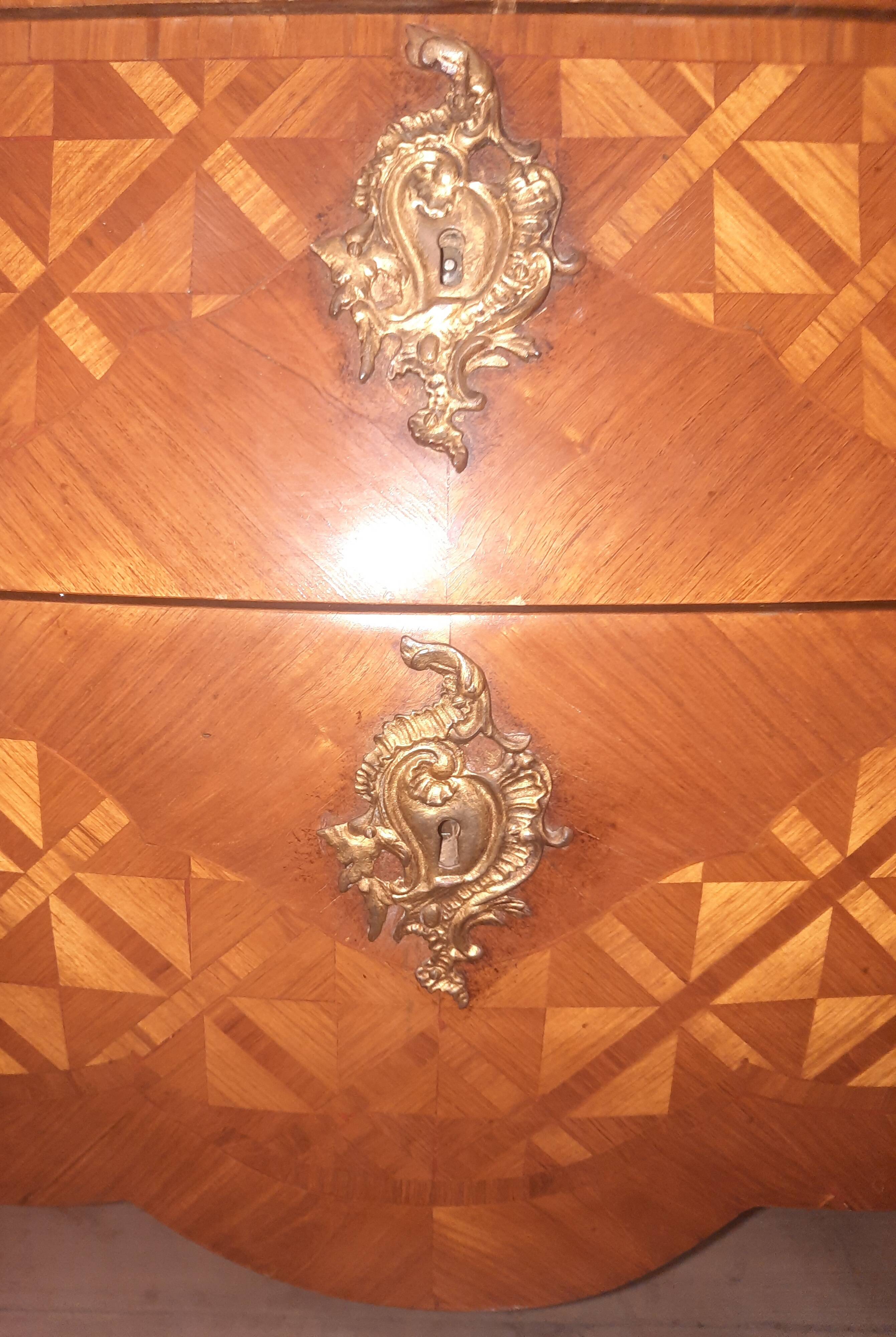 Commode en marquetterie style Louis XV