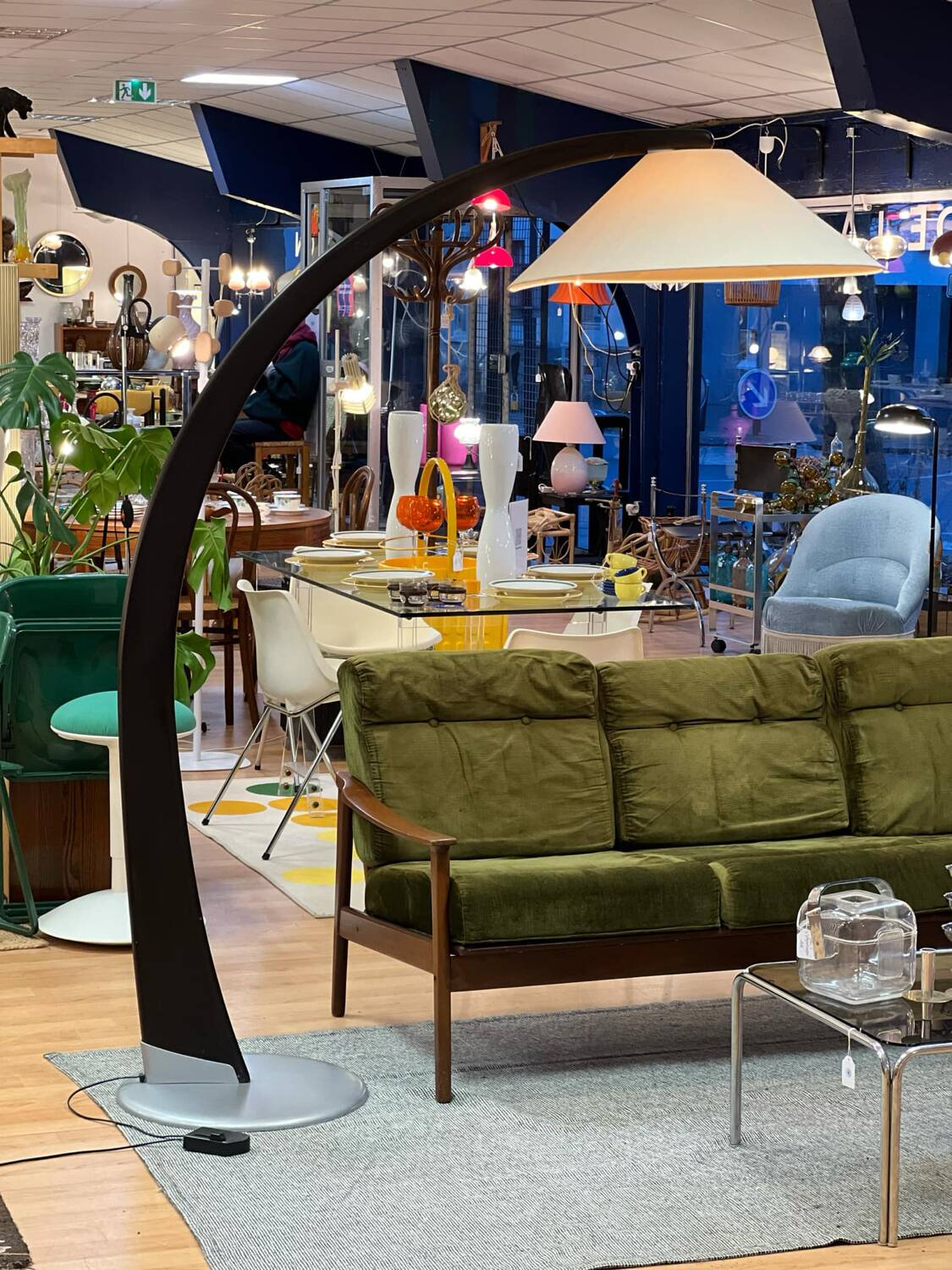 Luna walnut arc floor lamp by Natuzzi, 1990s