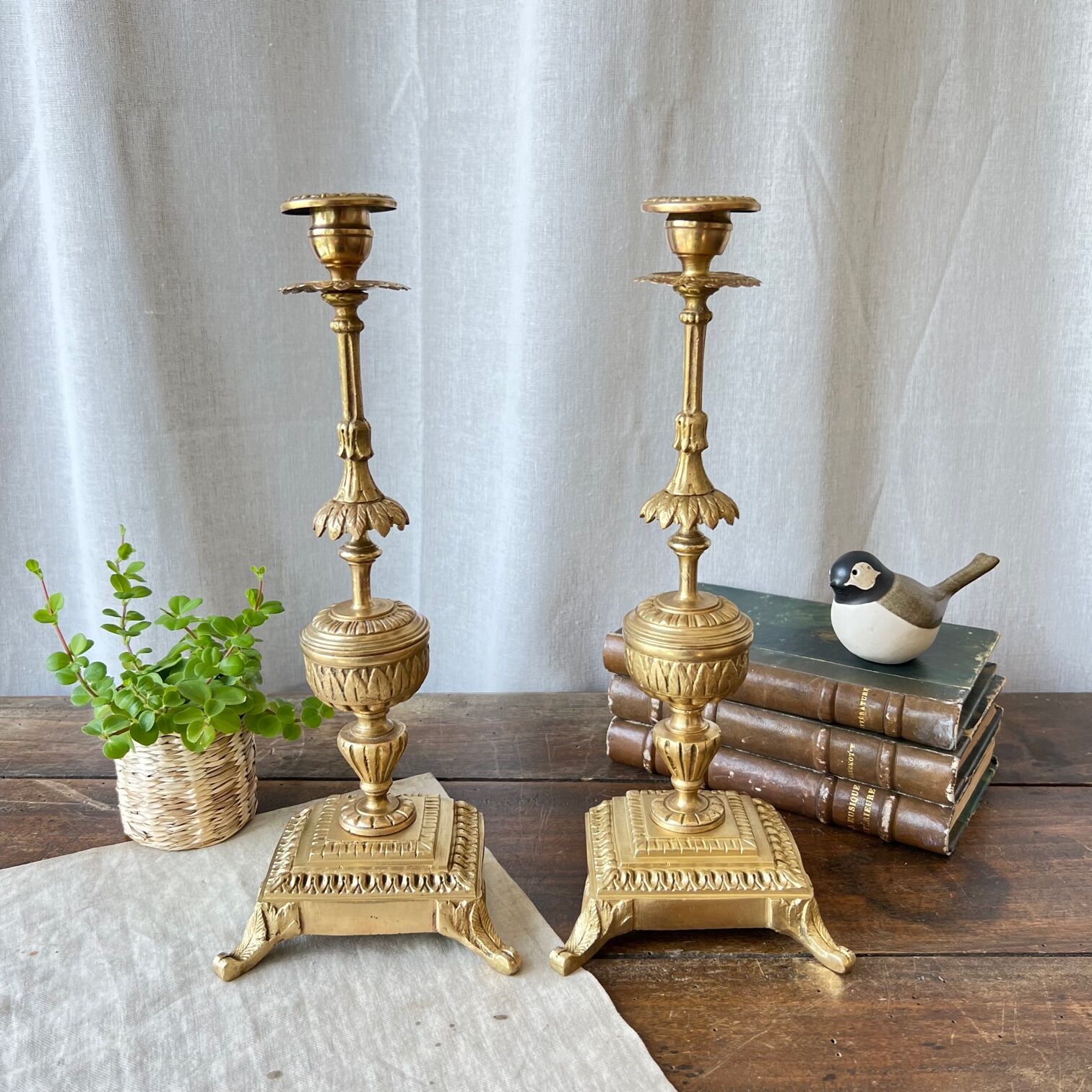 Duo de bougeoirs anciens en bronze