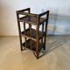 Étagère vintage en rotin et bois foncé à trois niveaux