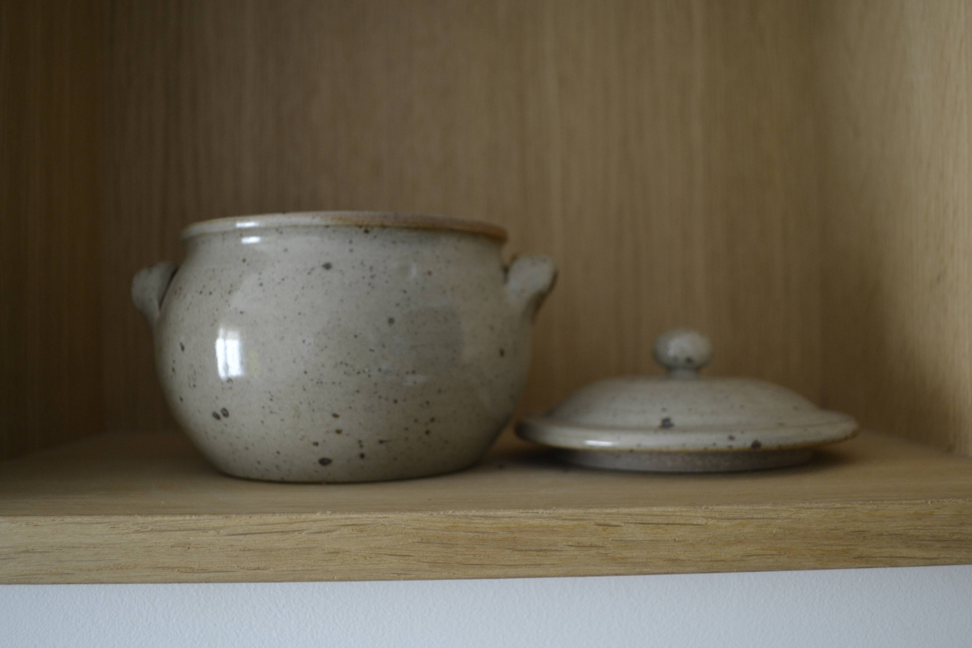 Pot en céramique à couvercle en grès