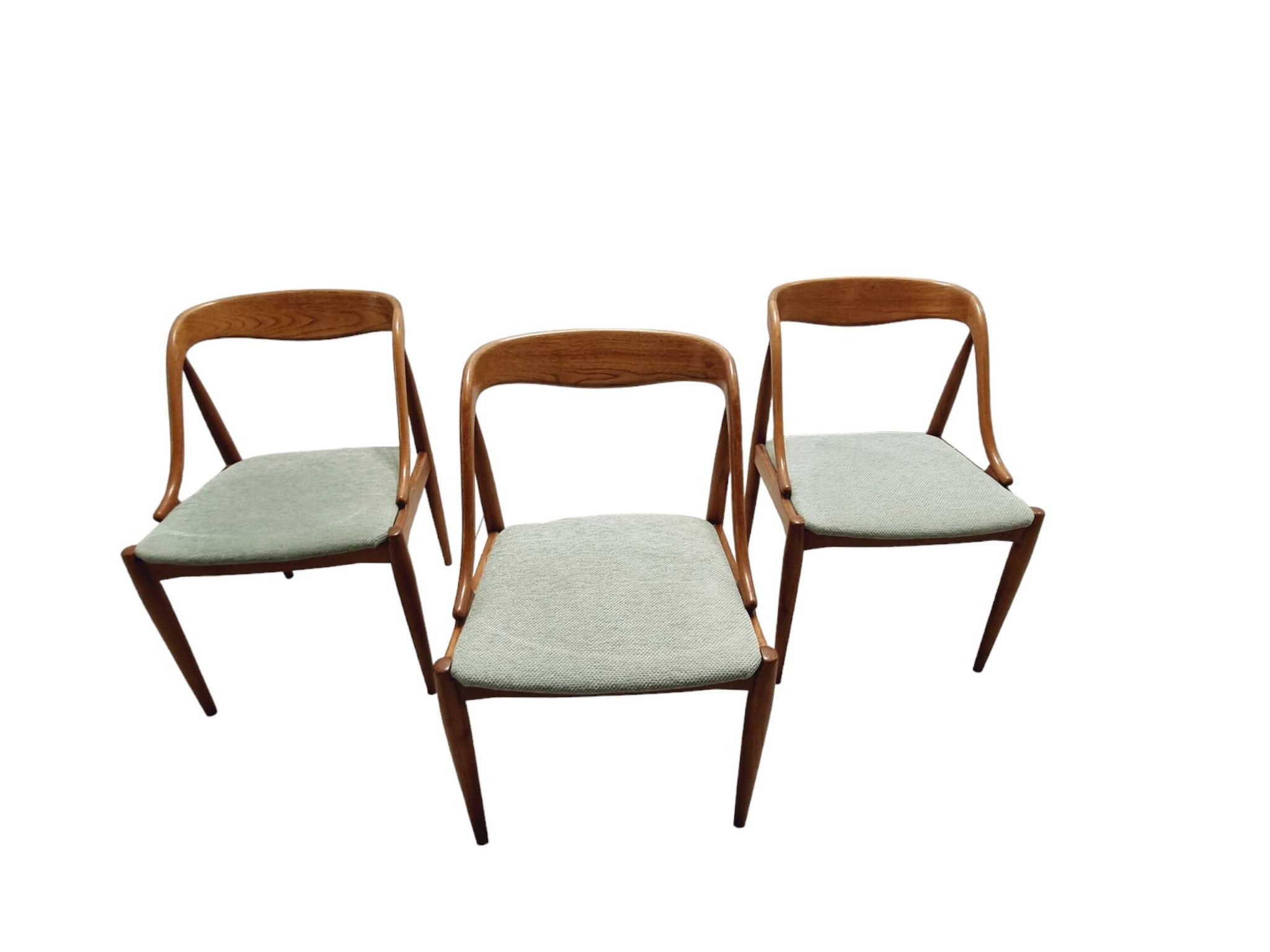 ENSEMBLE DE 6 JOHANNES ANDERSEN NO. 16 CHAISES À MANGER EN TECK ET VELOURS