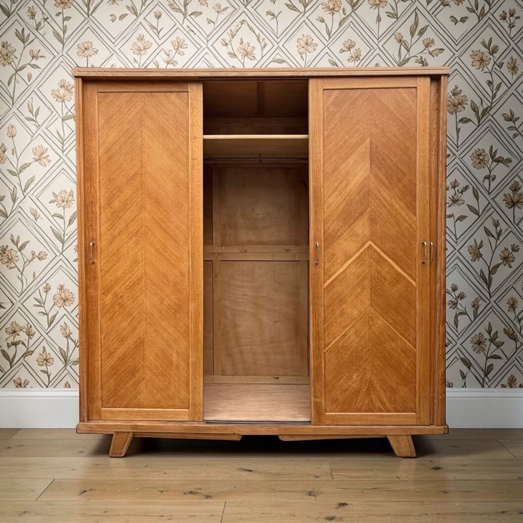 Armoire parisienne penderie porte coulissante chêne brut massif 1960