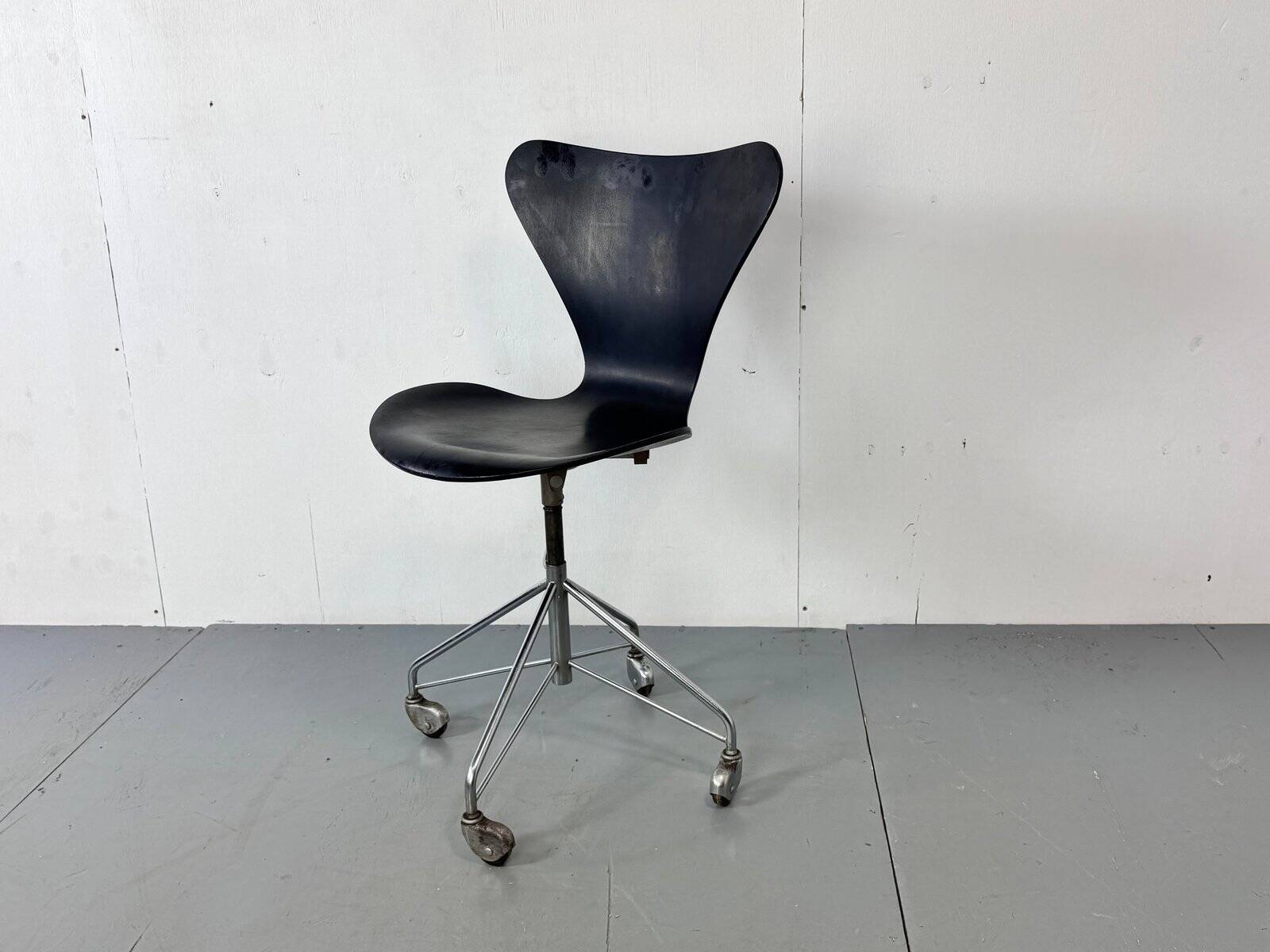 Vintage early 3117 swivel desk chair by Arne Jacobsen for Fritz Hansen, 1955