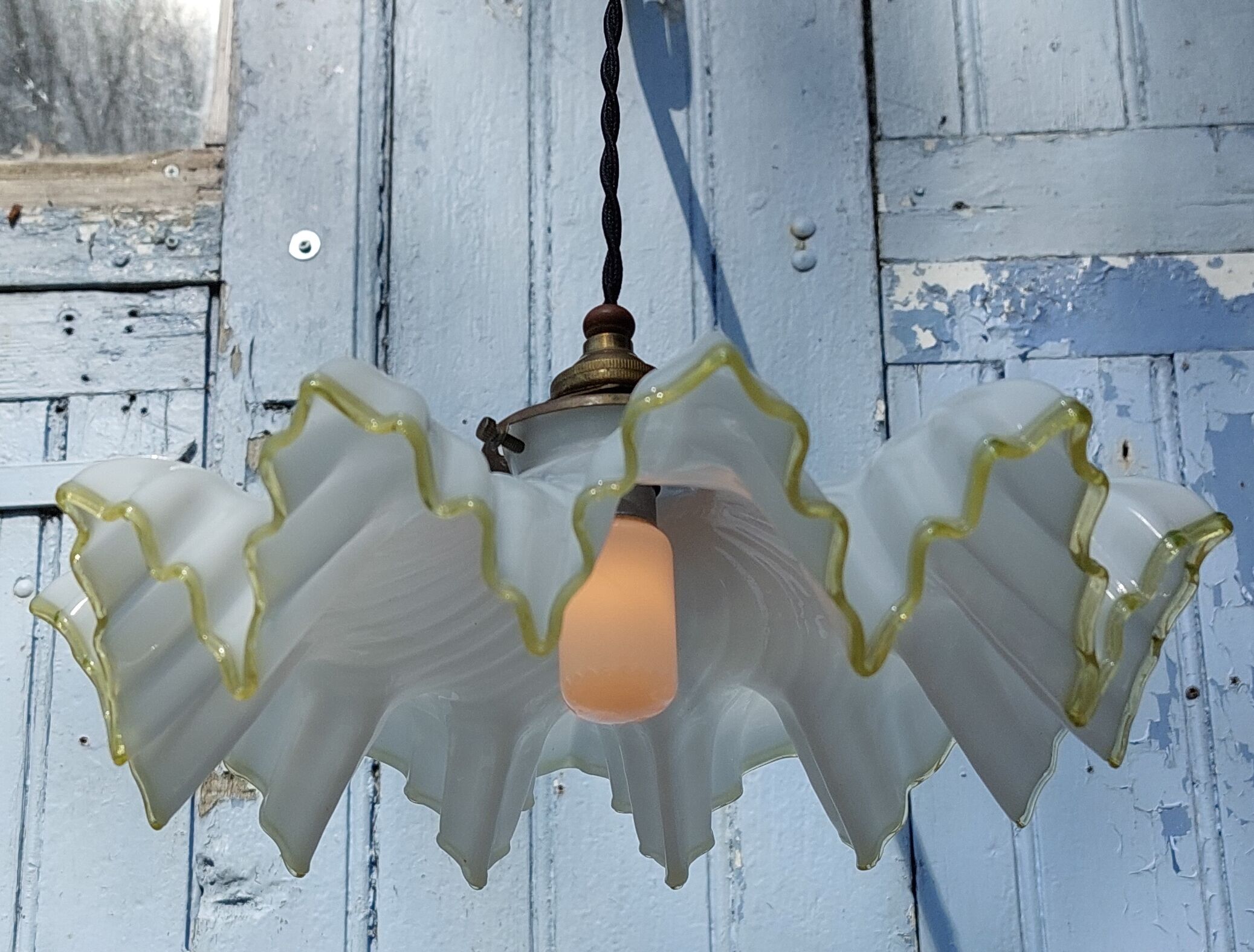 White and yellow opaline suspension