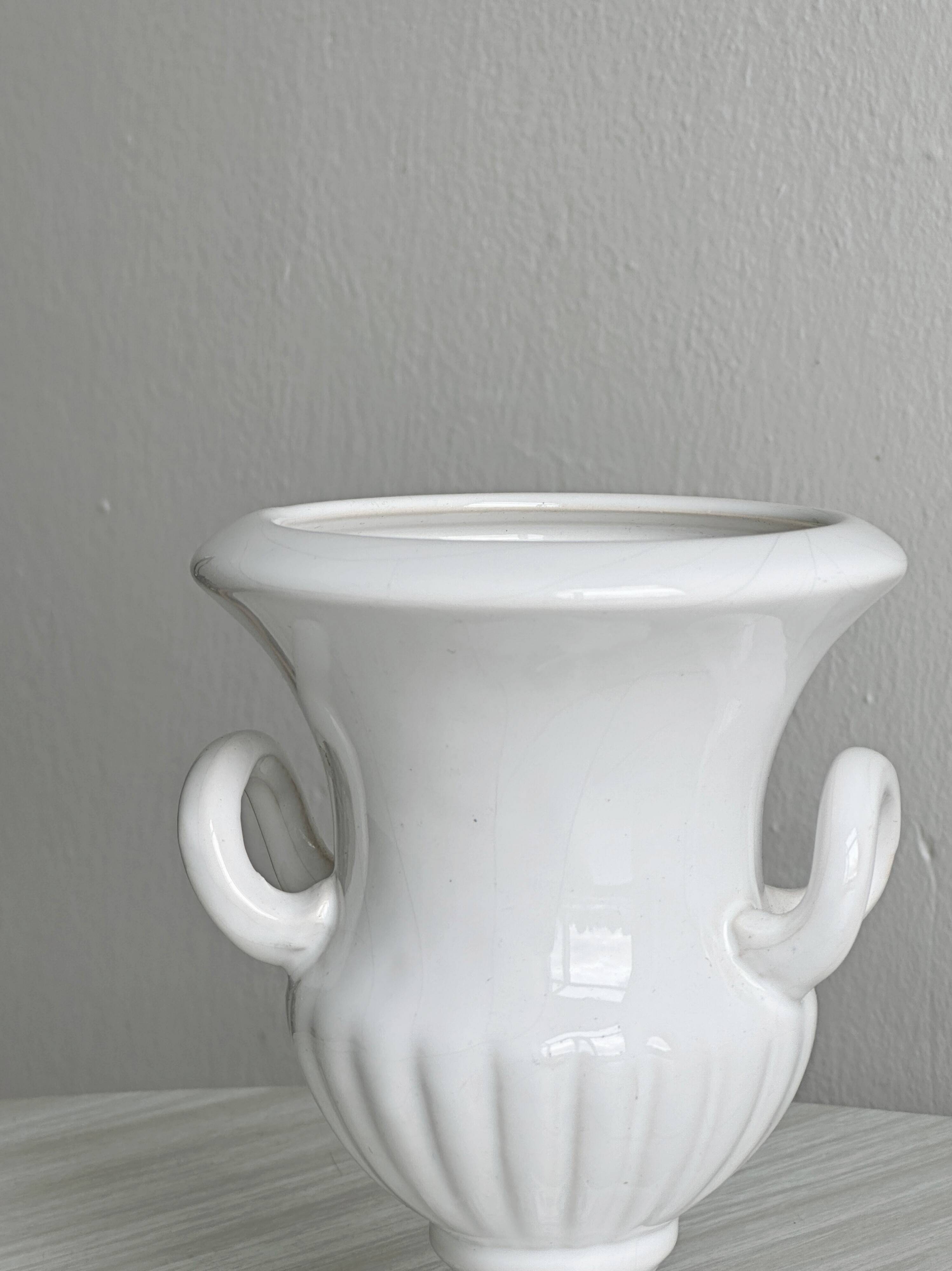 Cache-pot Médicis ancien en porcelaine blanche