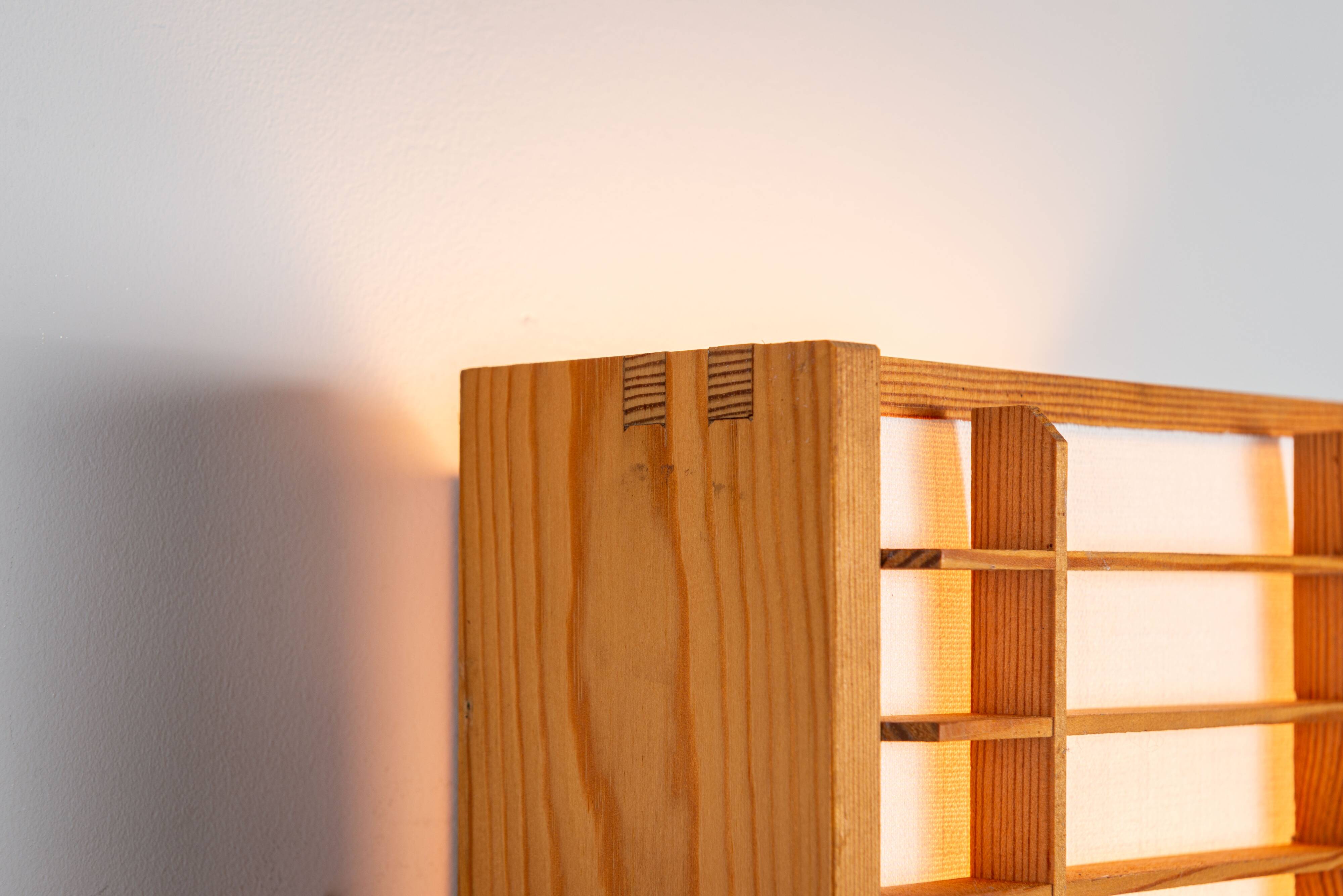 Paire de lampes murales en pin produites par Alda Sweden