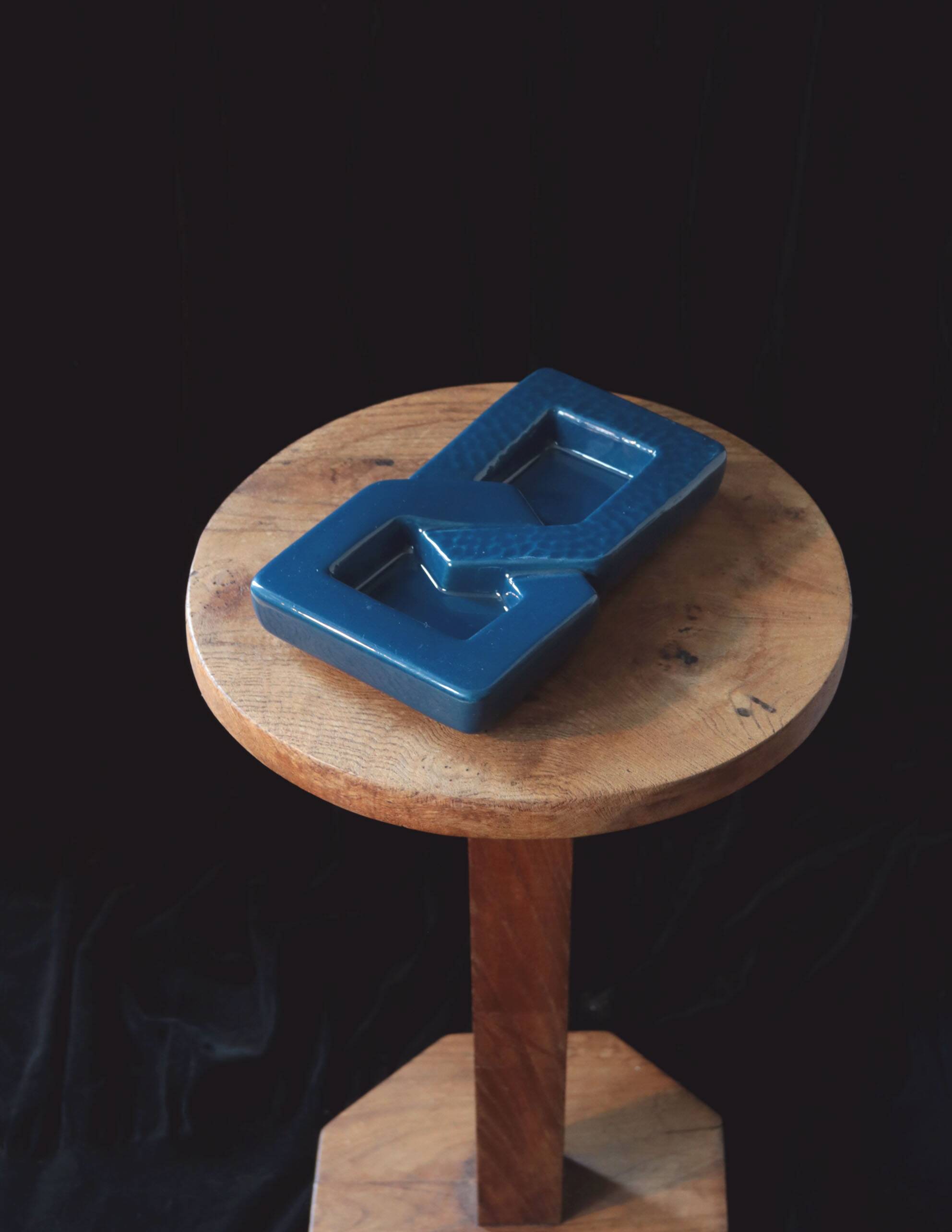 Blue earthenware pocket emptier