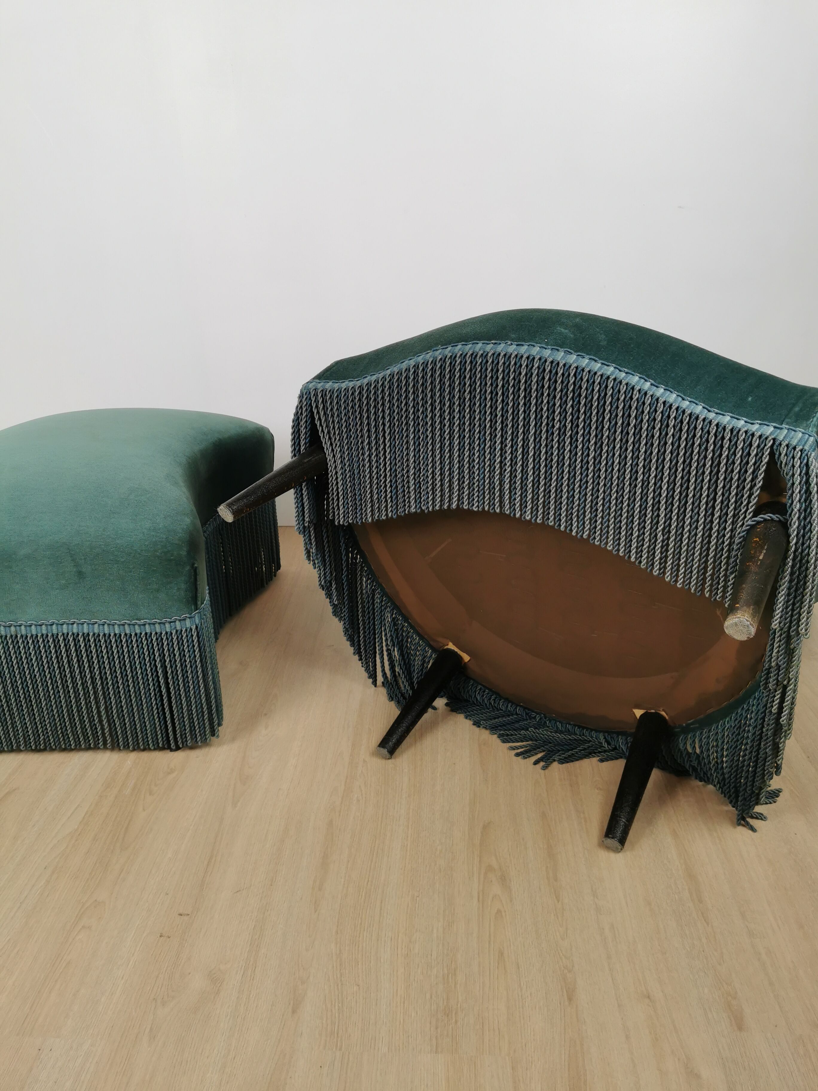 Toad armchair with footrest