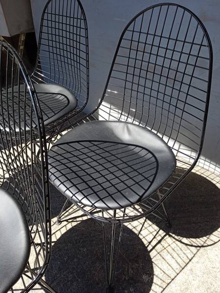 Set of 4 Eames chairs in metal