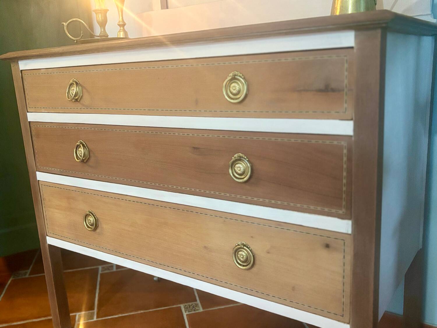 Commode ancienne française en merisier avec miroir – restaurée et peinte