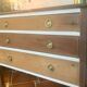 Commode ancienne française en merisier avec miroir – restaurée et peinte