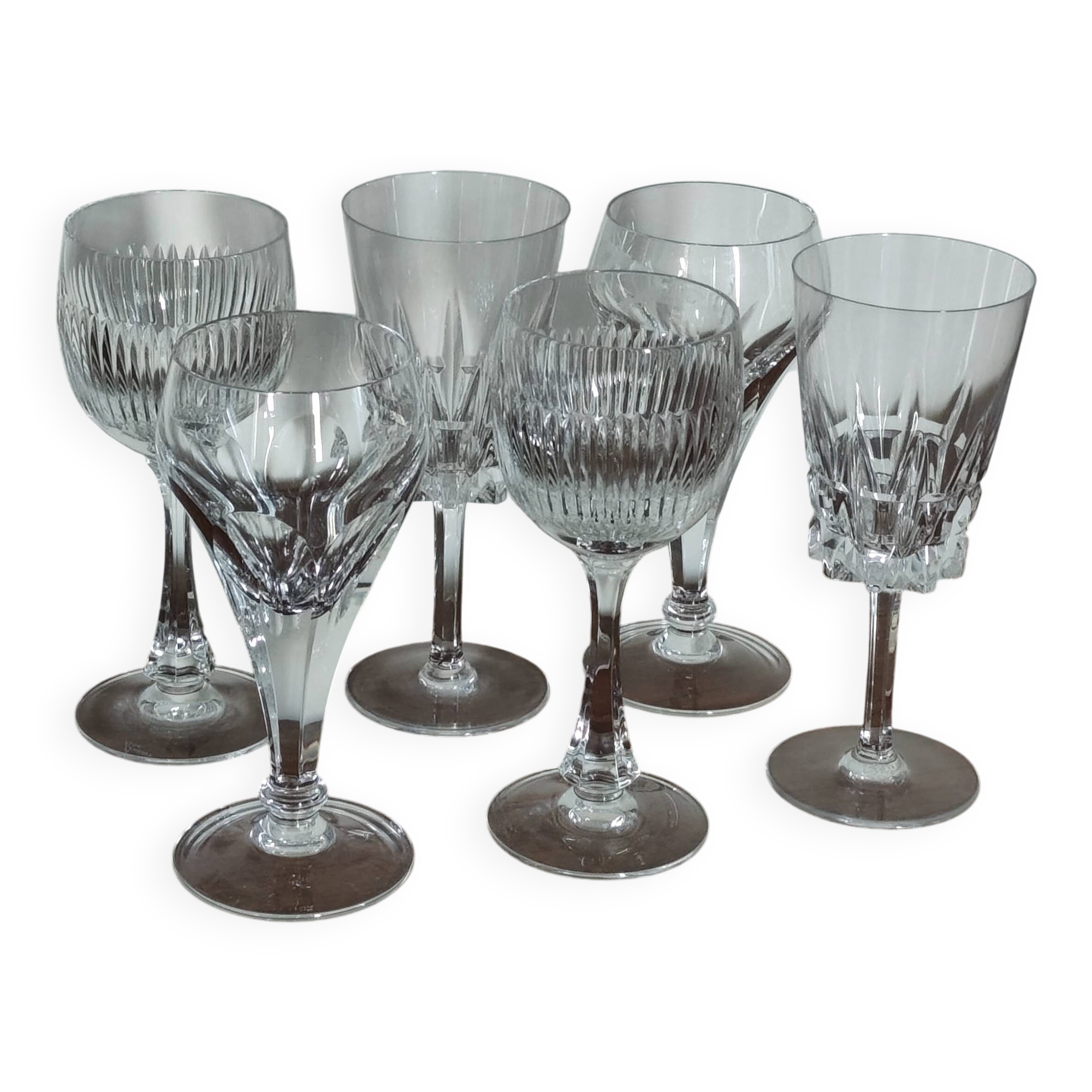 Magnifique service de verres en cristal dépareillé