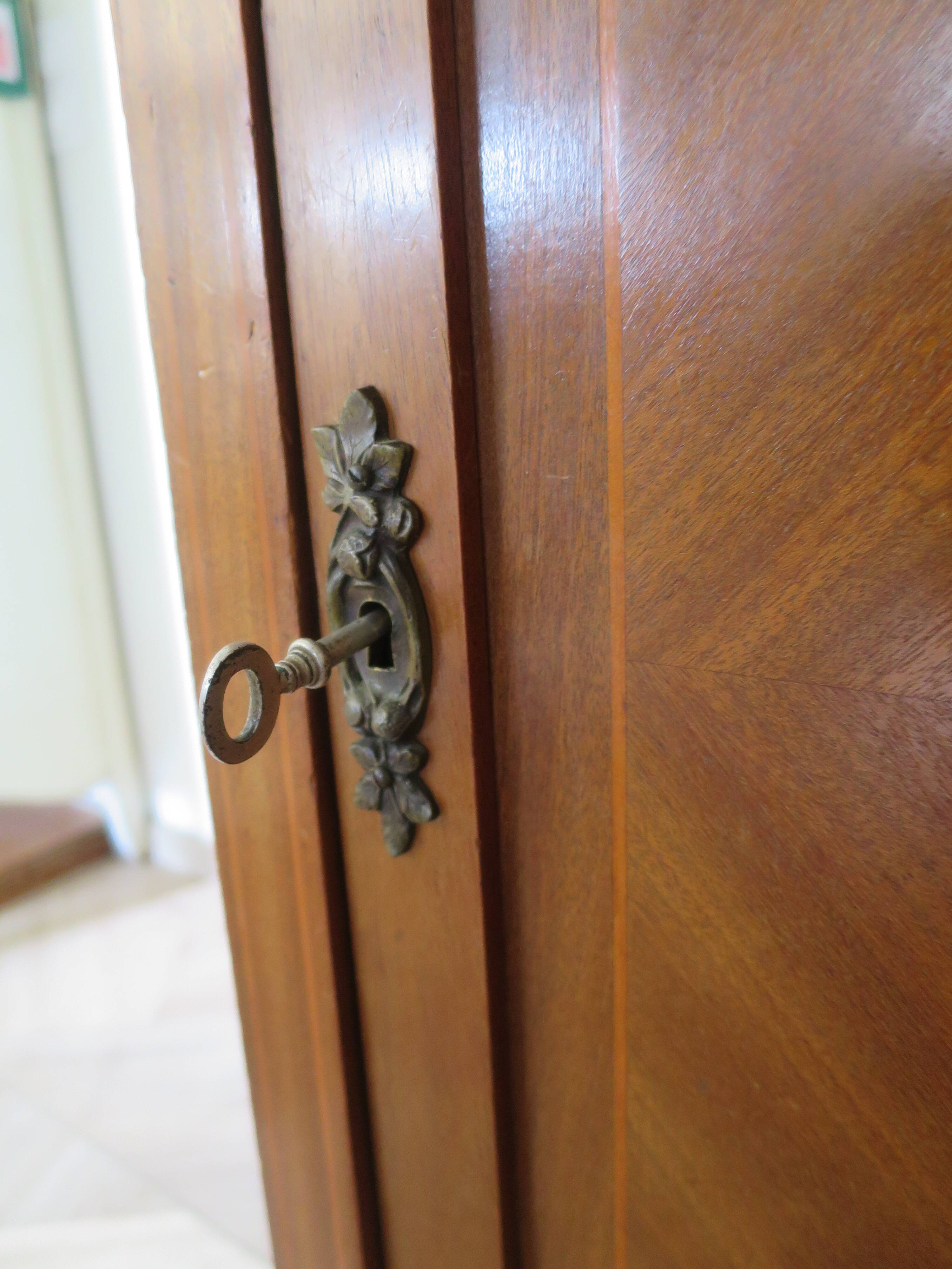 Buffet, bonnetière style Directoire