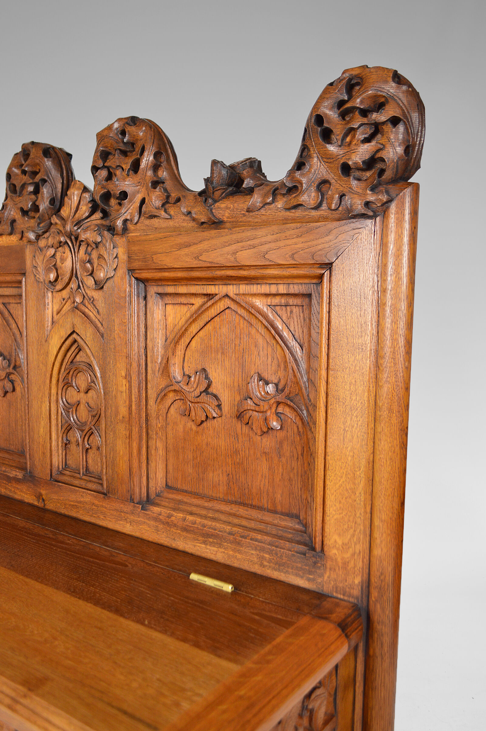 Banc coffre Gothique d'église en chêne sculpté, vers 1880