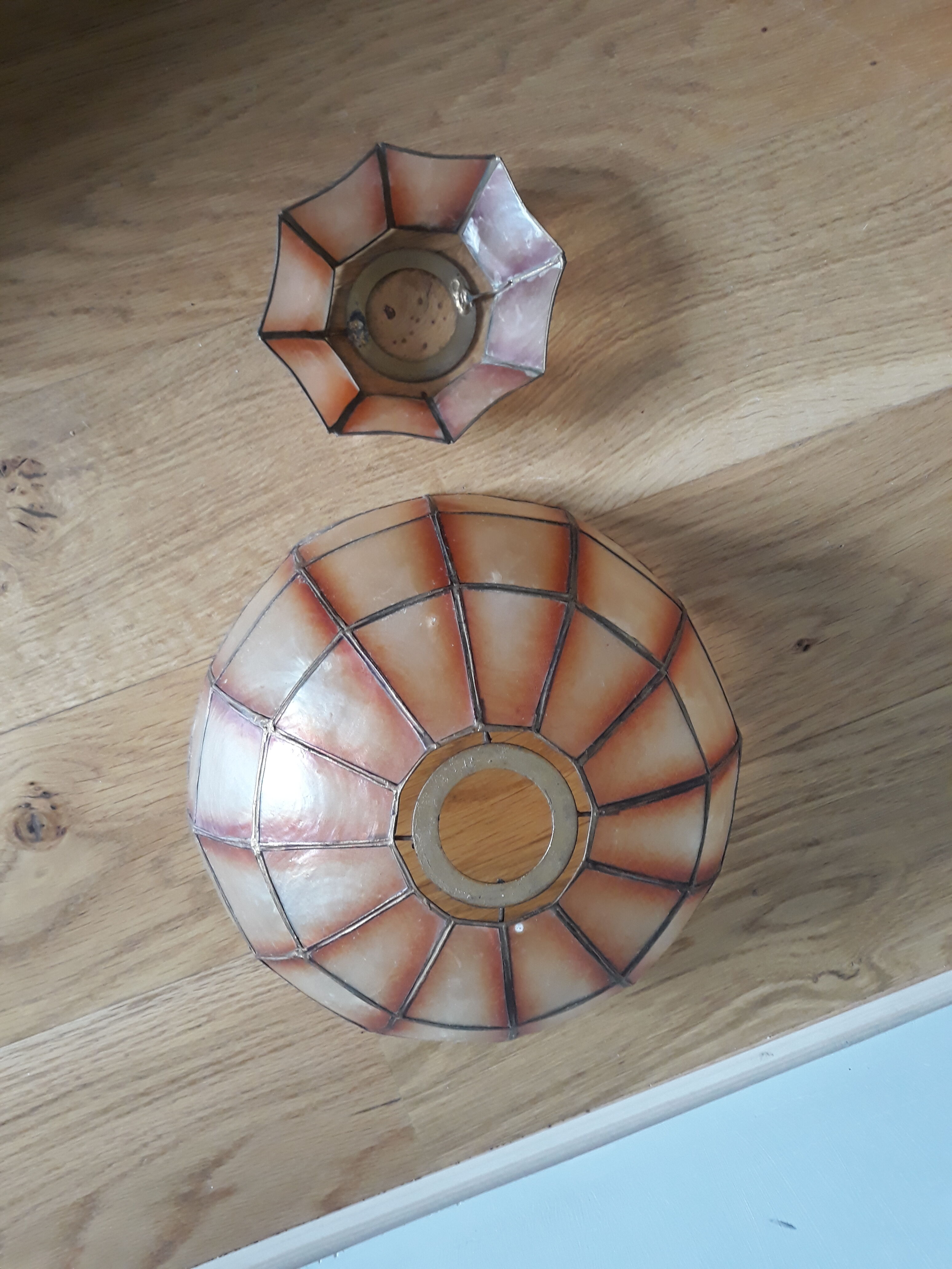 Mother-of-pearl lampshade for suspension
