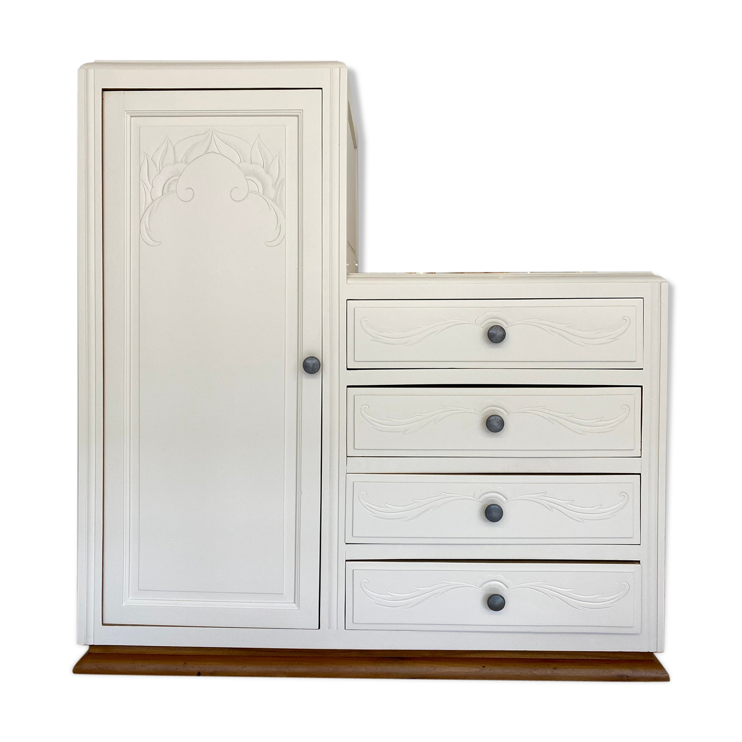 Asymmetrical wardrobe