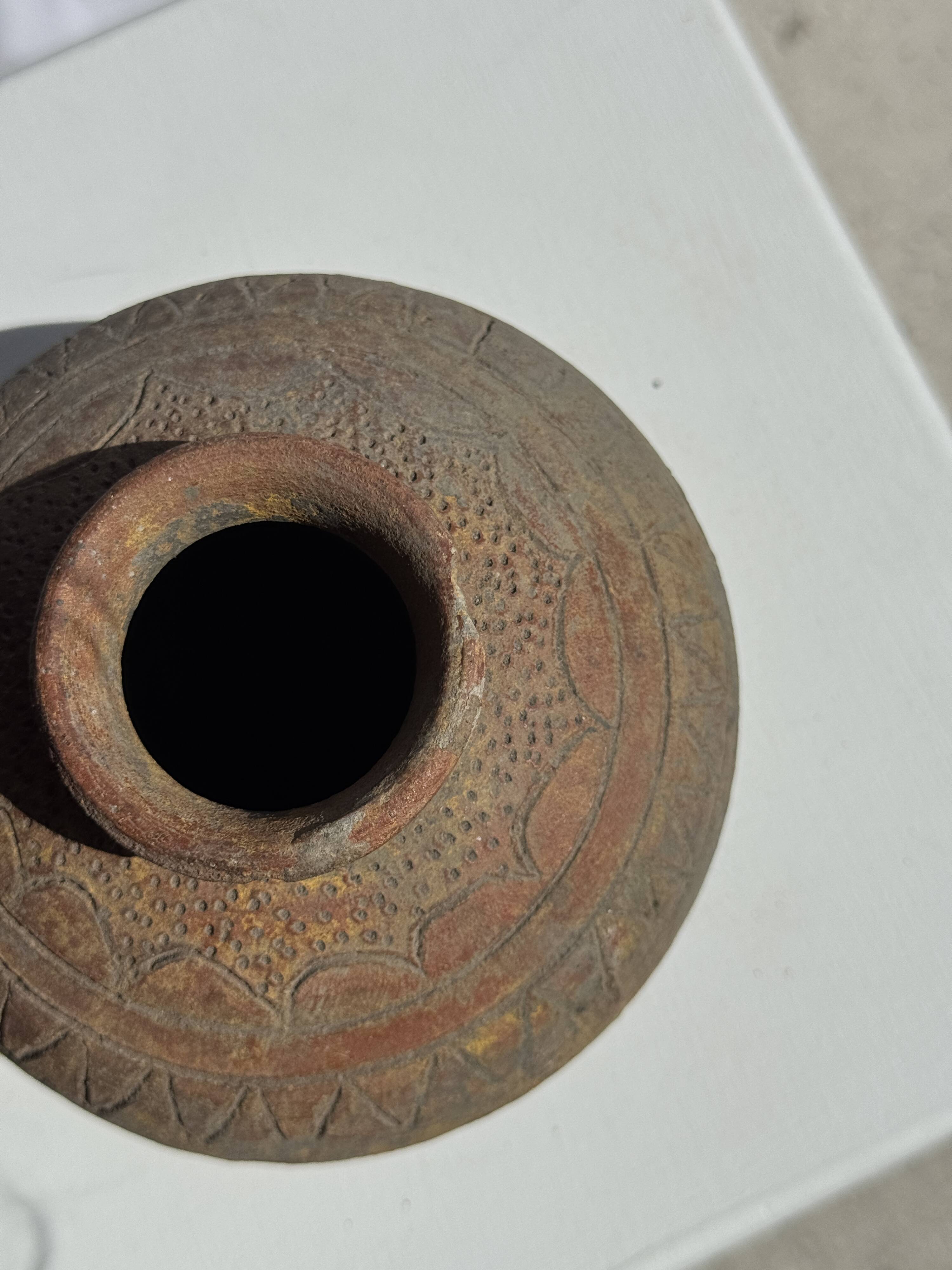 Small round ancient vase in engraved terracotta, Indonesian polychromy H10 D1
