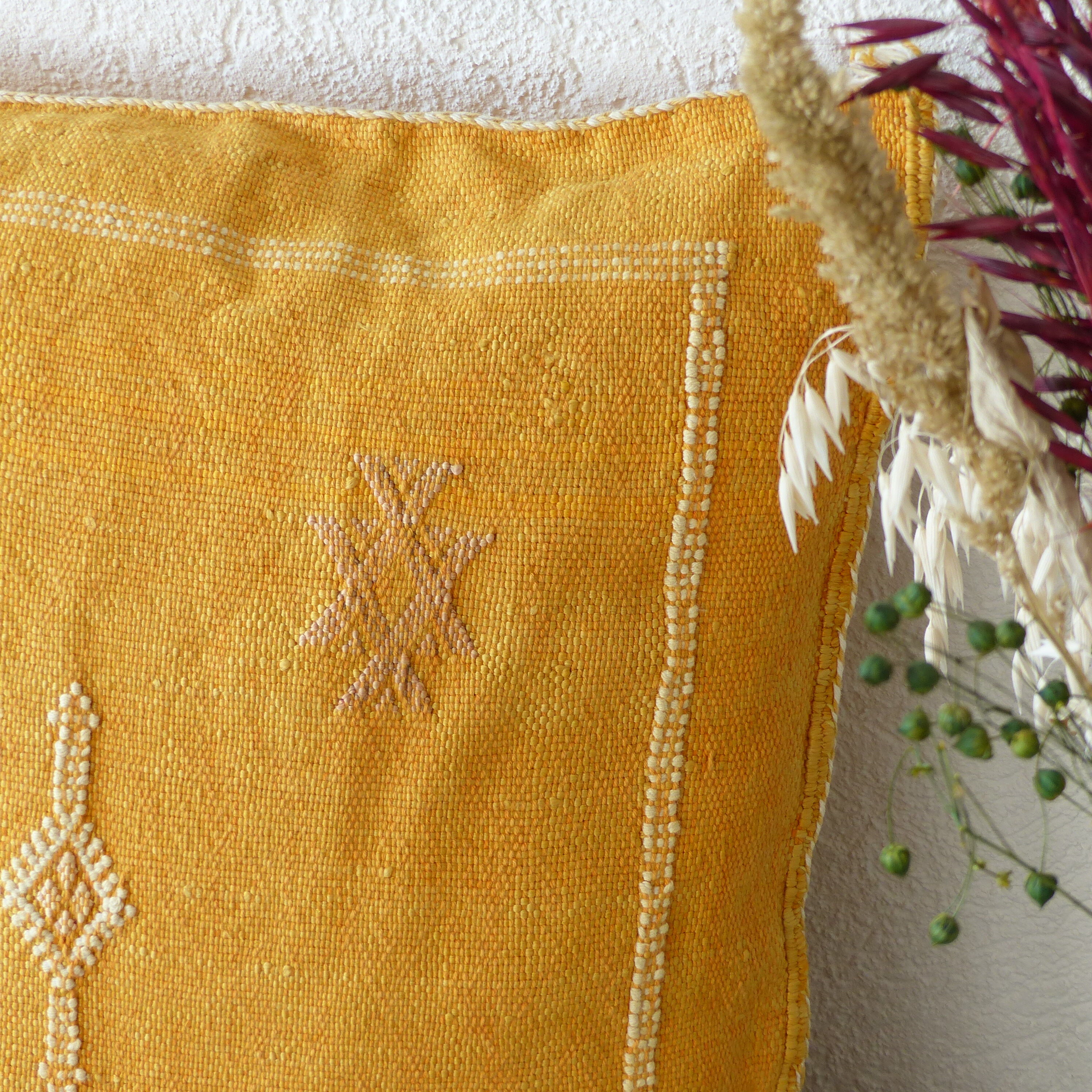 Coussin marocain jaune en soie de cactus