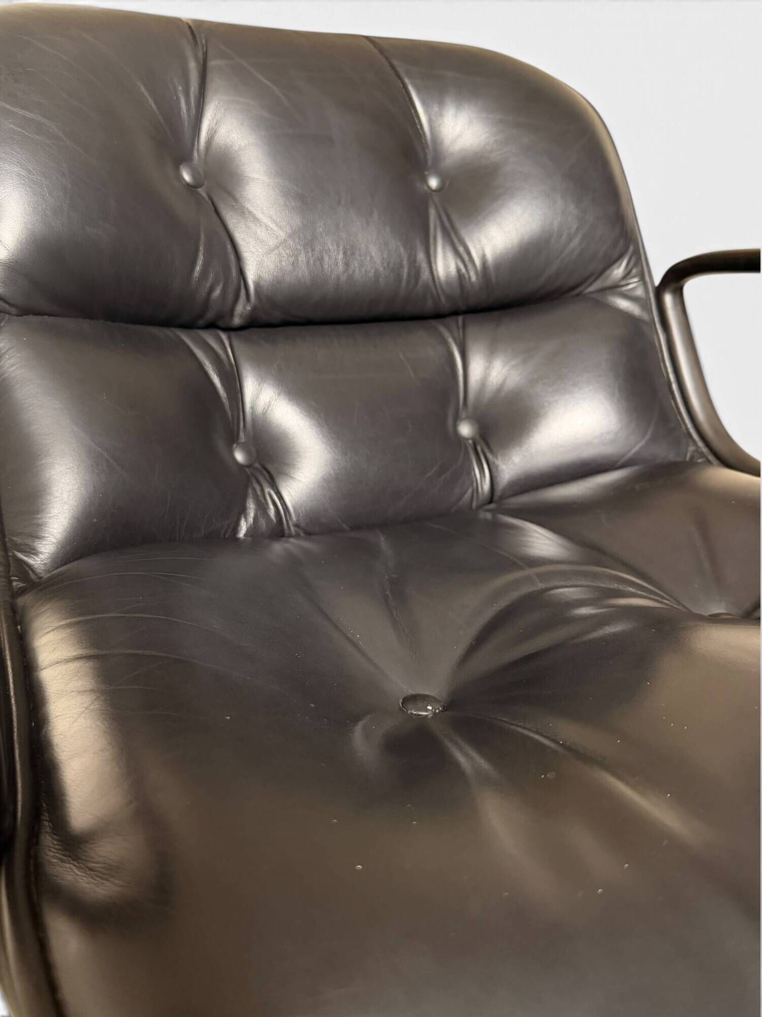 Charles Pollock Executive office chair in black leather, Knoll