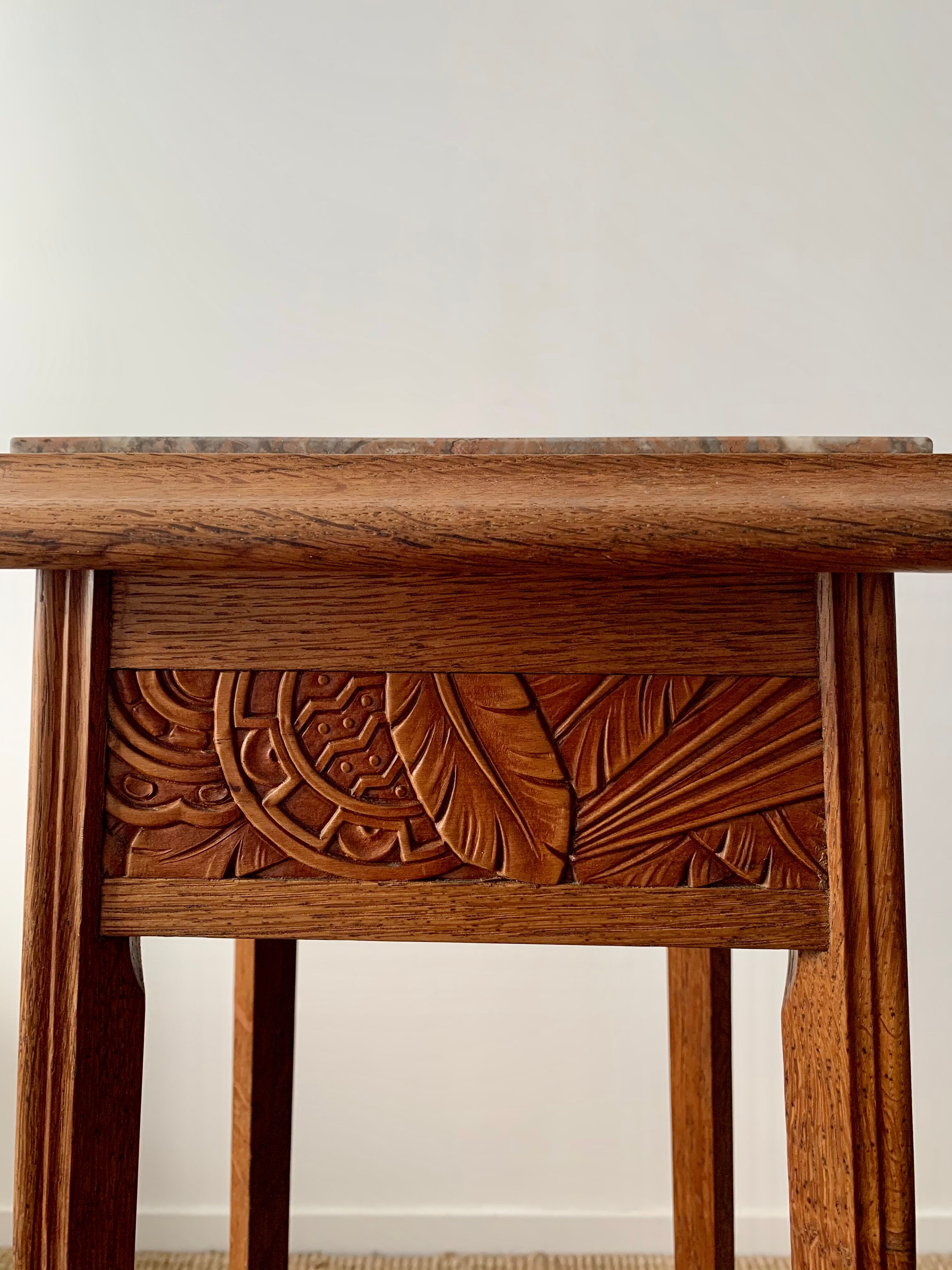 Sellette en bois à plateau de marbre rouge veiné de blanc dans le goût art déco XXème siècle
