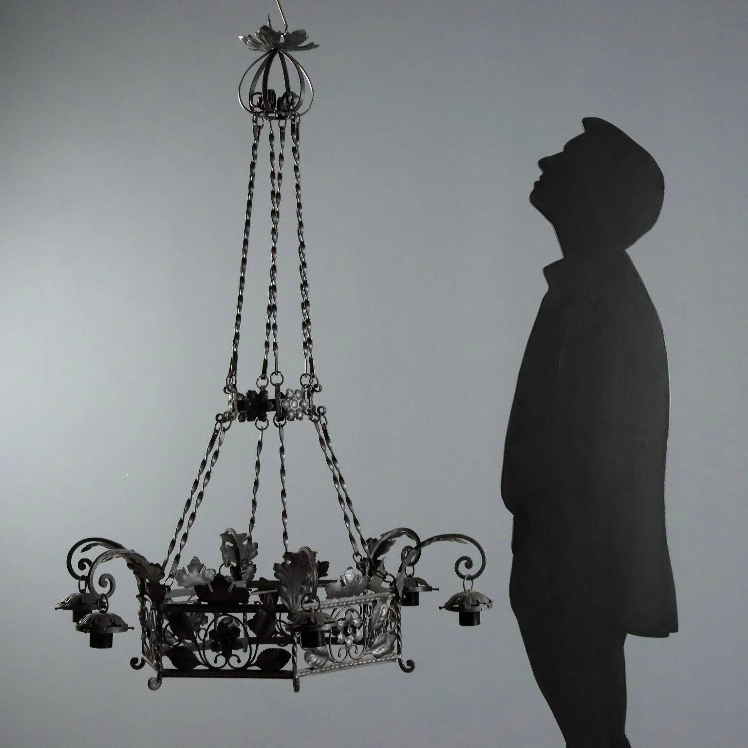 Lustre ancien en fer forgé décoré, Italie, XXe siècle