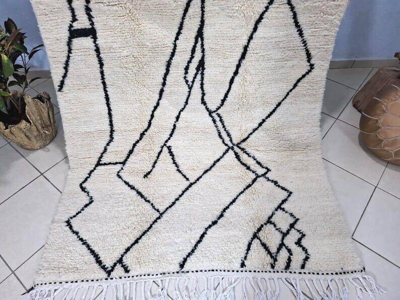 Handmade Moroccan rug from Oued Zam, size 160 x 240 cm.
