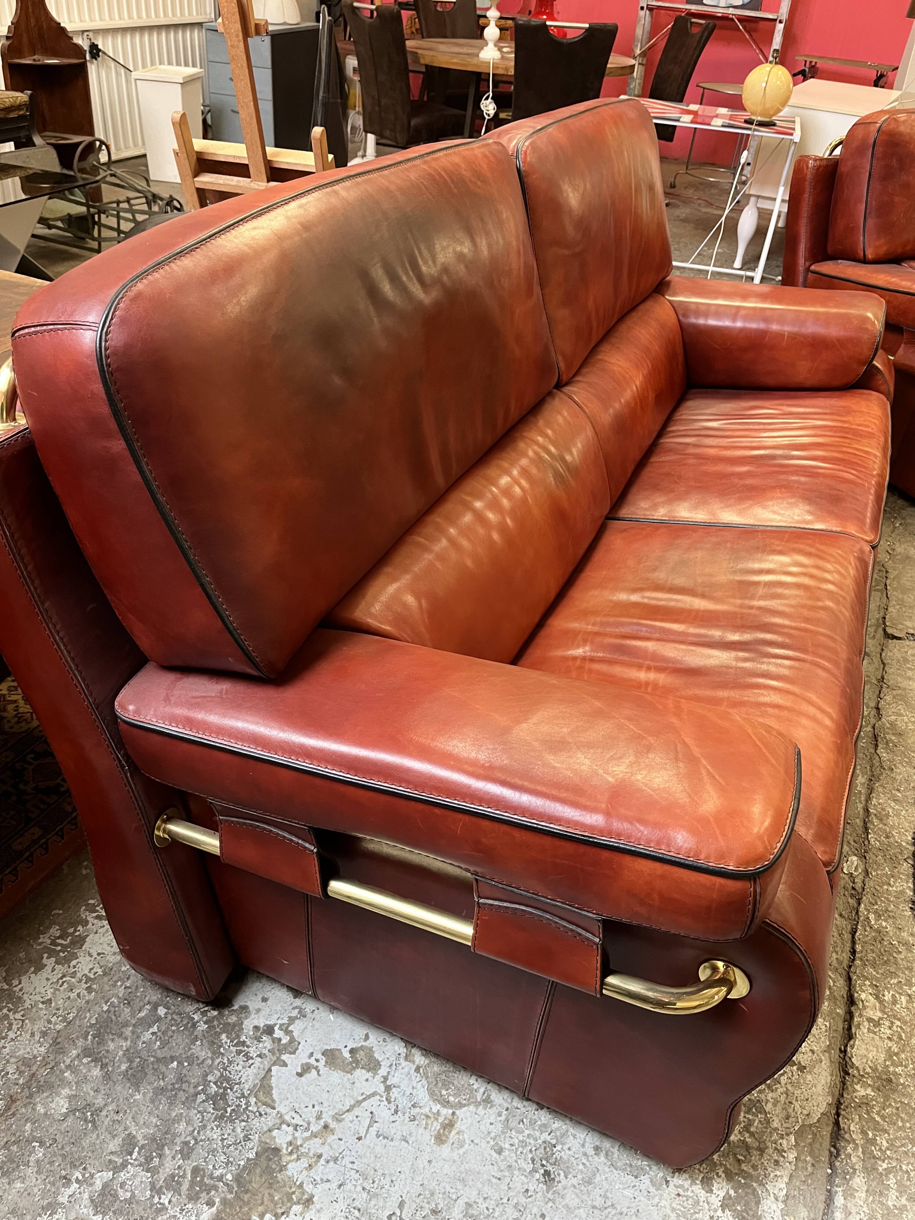 living room in patinated leather and brass from the 80s