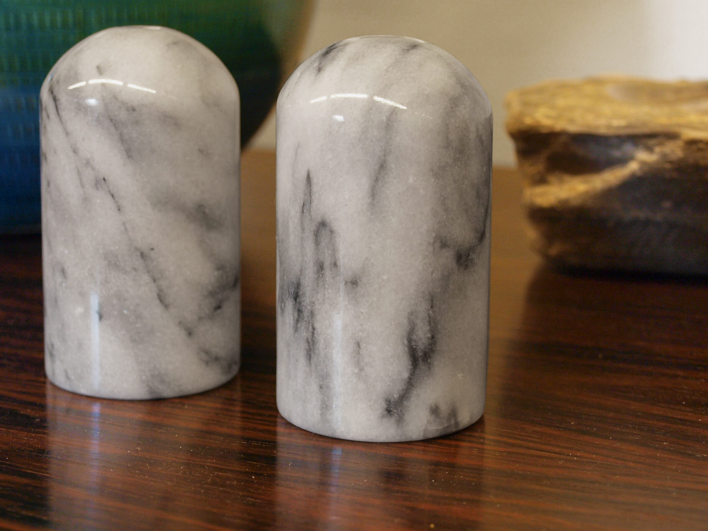 Set of table accessories in Carrara marble