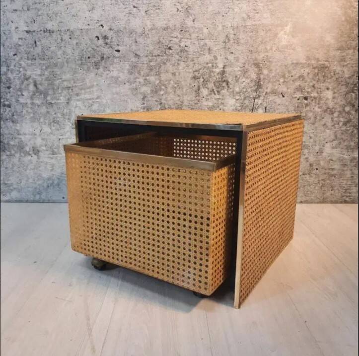 Meuble de rangement vintage à roulettes en lucite, paille de vienne et laiton