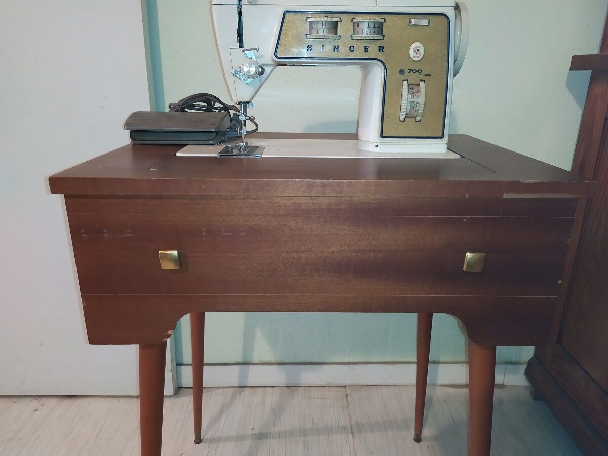 Furniture singer 700 and sewing machine