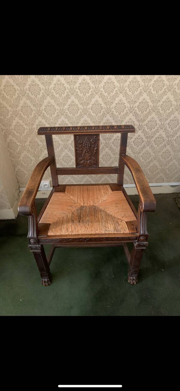 Fauteuil ancien en bois sculpté et assise en paille