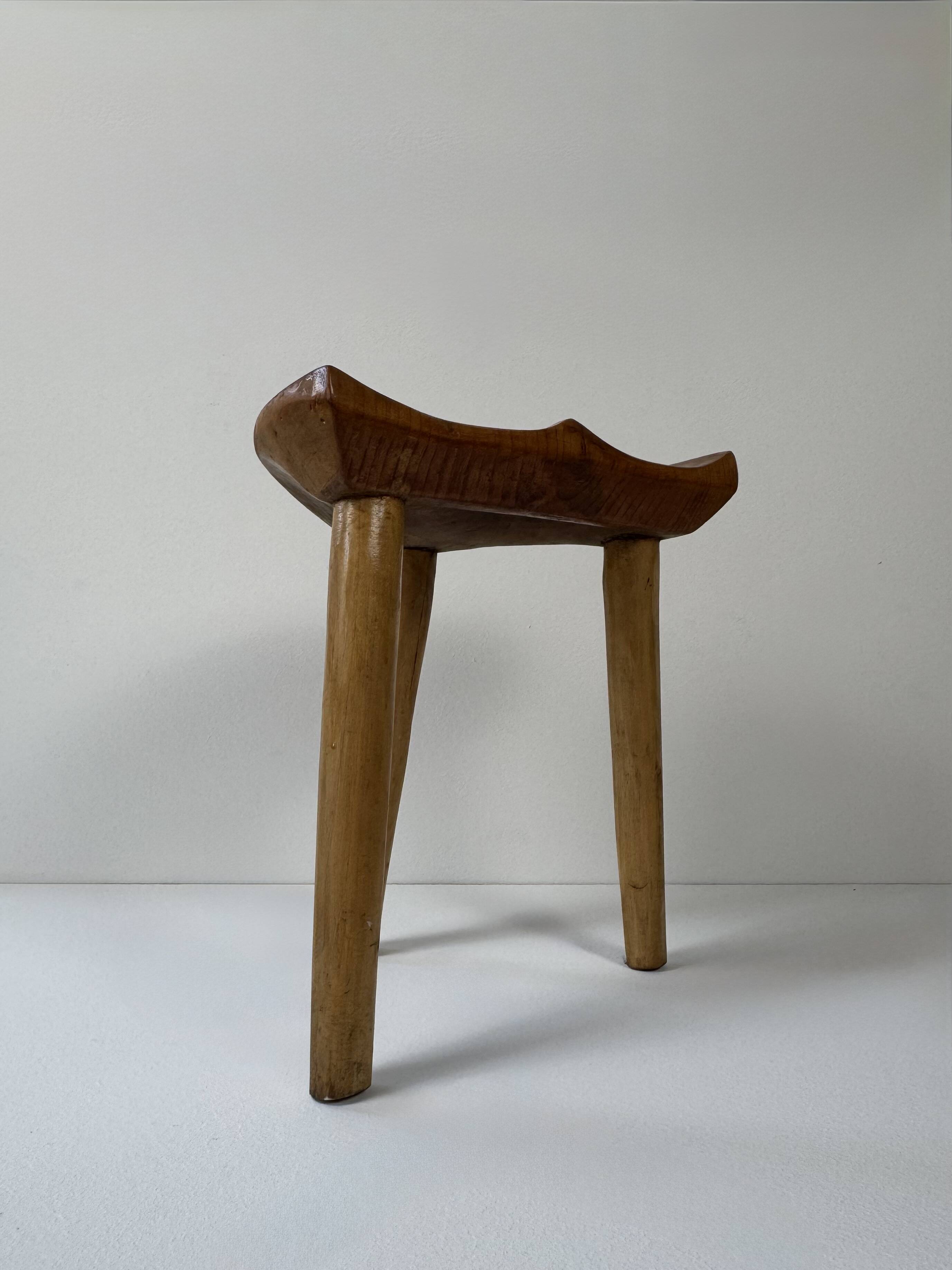 Tabouret vintage en bois tripode, France, 1960