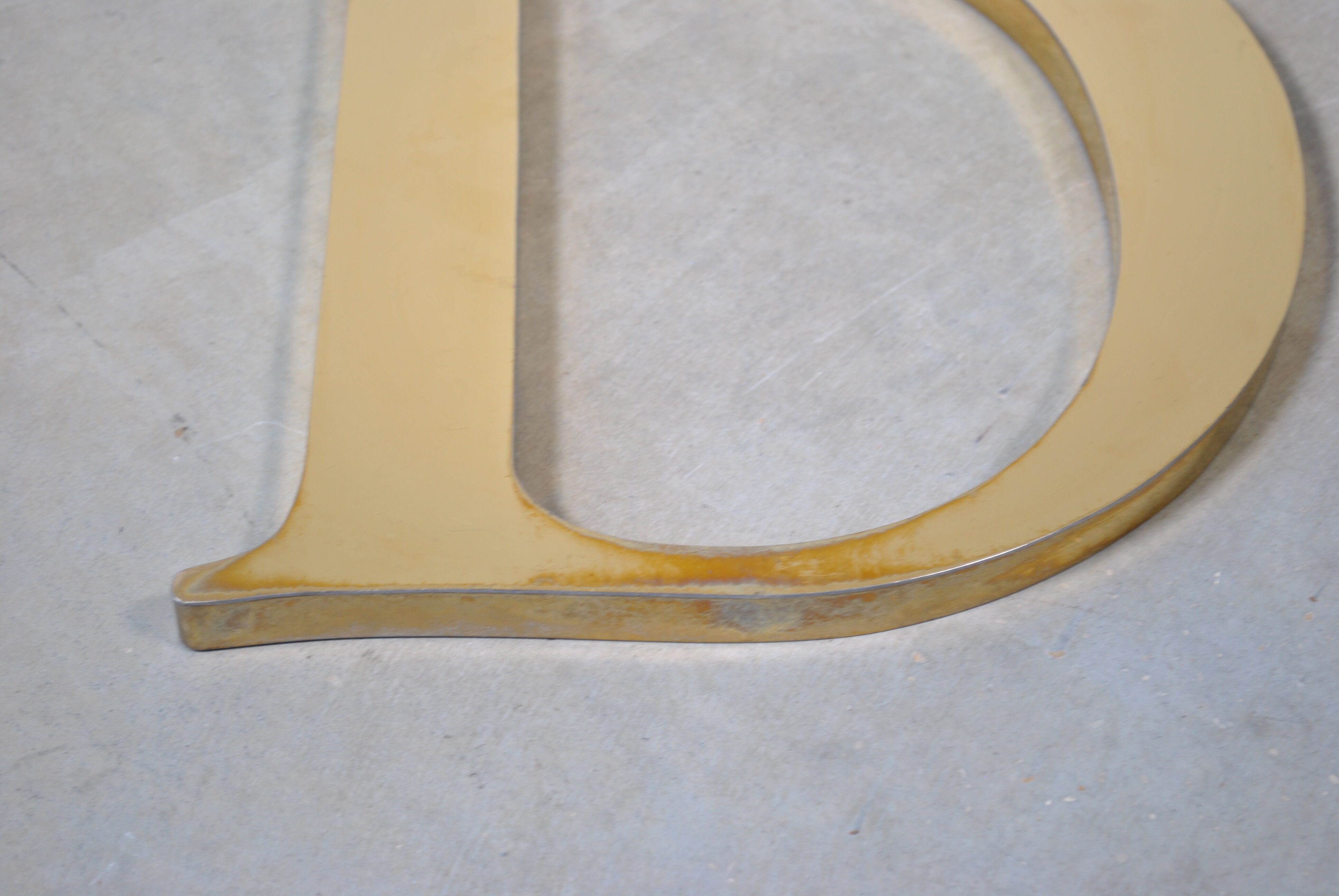 Letter sign in gold metal "D" 1980