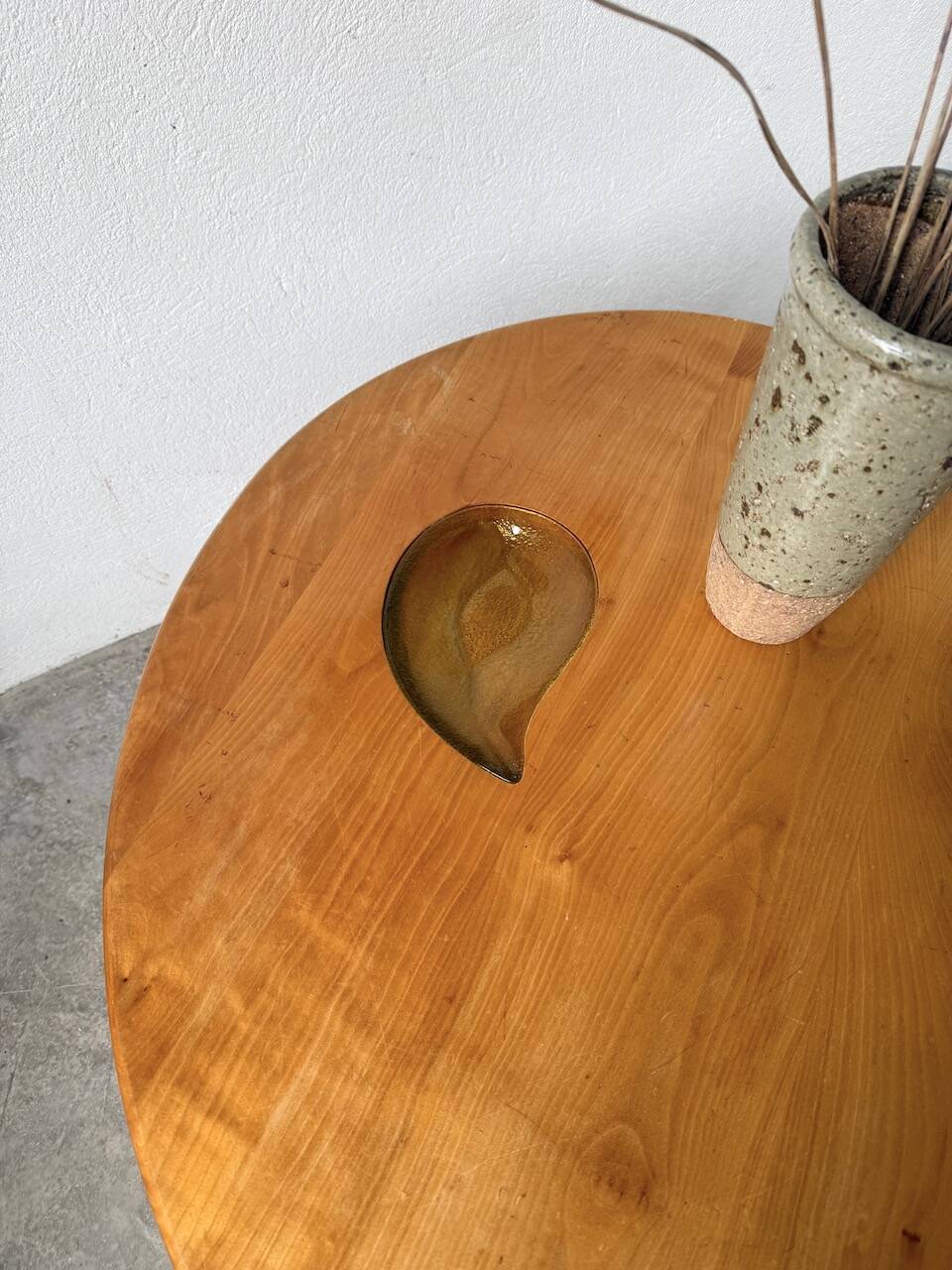 Tables basses en orme formant une goutte