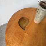 Tables basses en orme formant une goutte