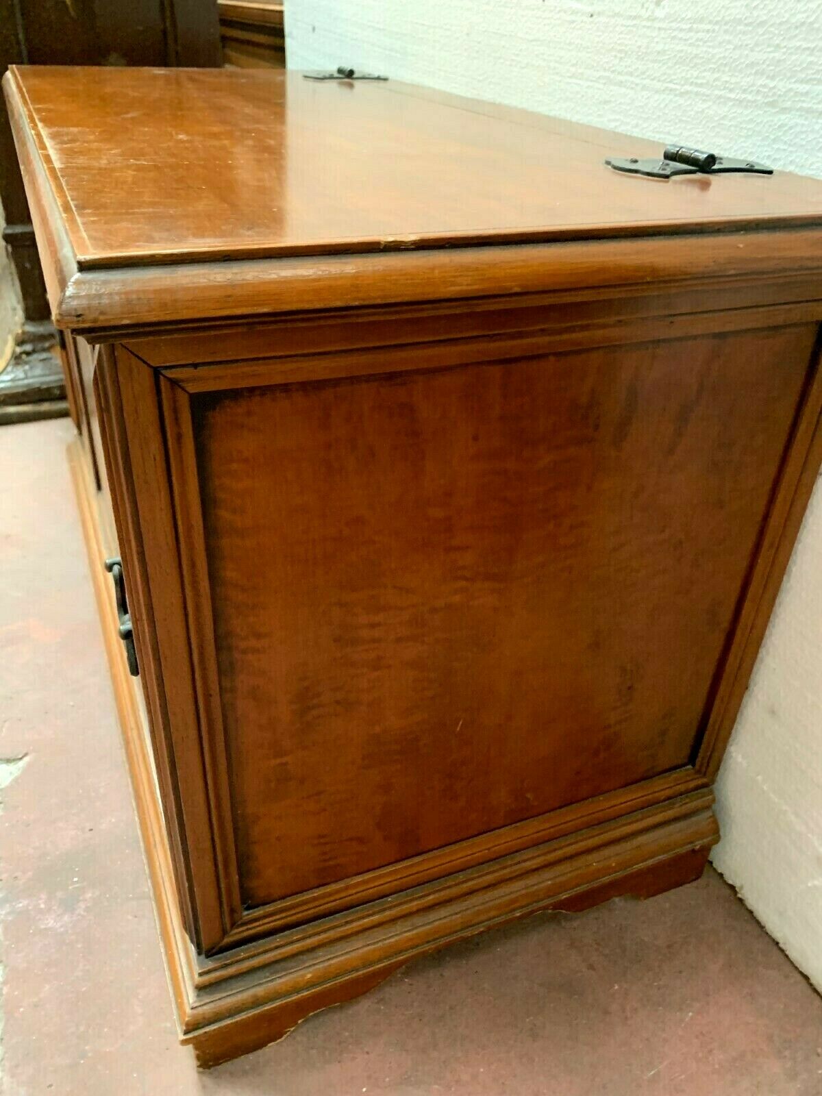 Coffre bar en bois naturel XX siècle